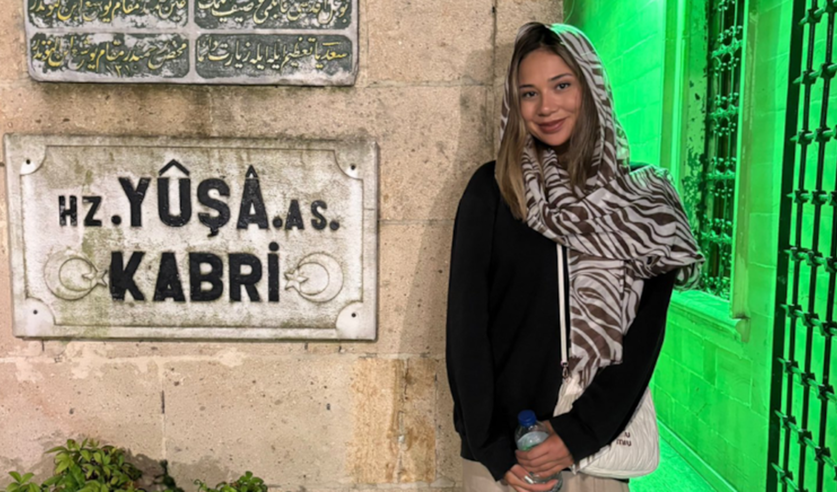Hakkında müstehcenlik davası açılan sosyal medya fenomeni türbe ziyaretinde tesettüre büründü