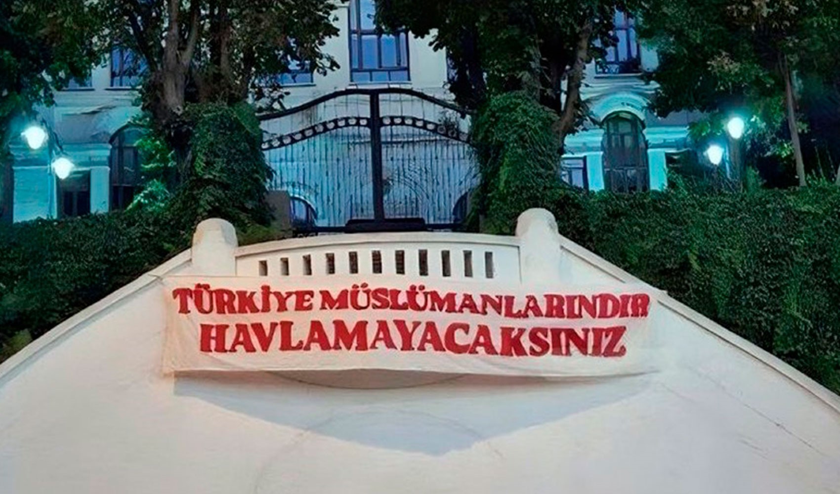 İTÜ kampüsüne 'Türkiye müslümanlarındır havlamayacaksınız' pankartı asıldı