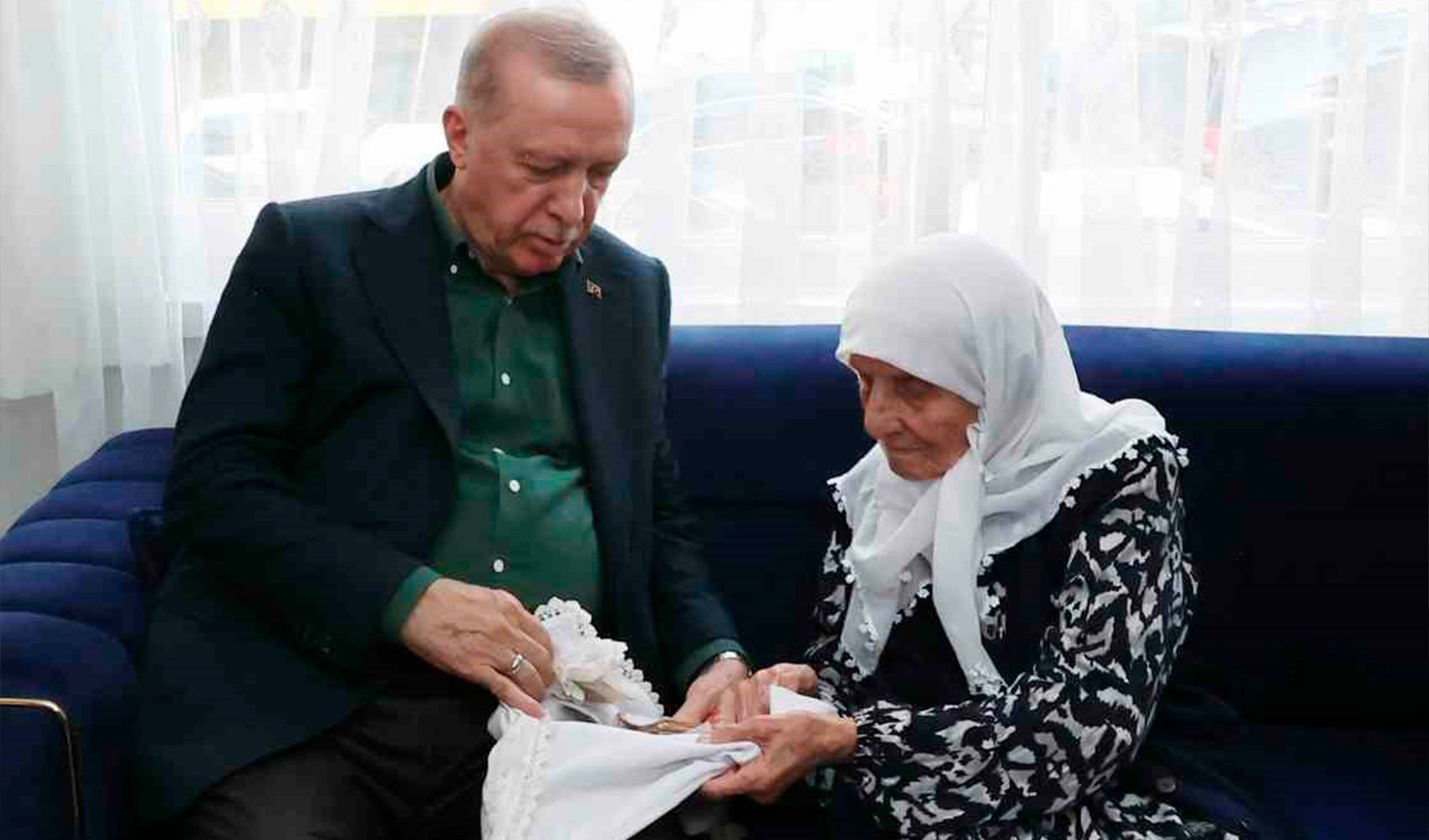 Erdoğan'ın 99 yaşındaki şehit annesine ziyaretinde dikkat çeken anlar: Biriktirdiği parayı verdi