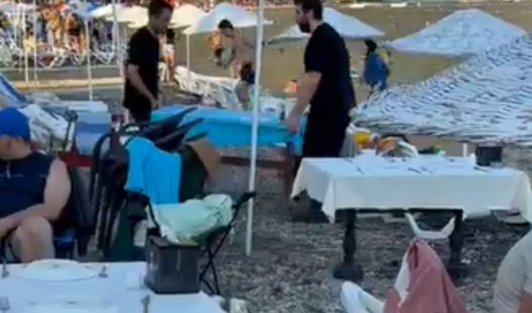 Servicio de mesa en medio de la playa: En Milas, instalaron mesas como si fuera un restaurante