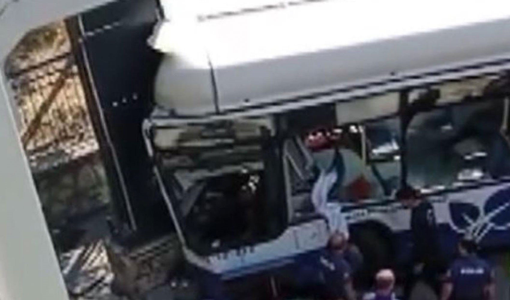 Son Dakika: Ankara'da EGO otobüsü üst geçide çarptı! Çok sayıda yaralı var