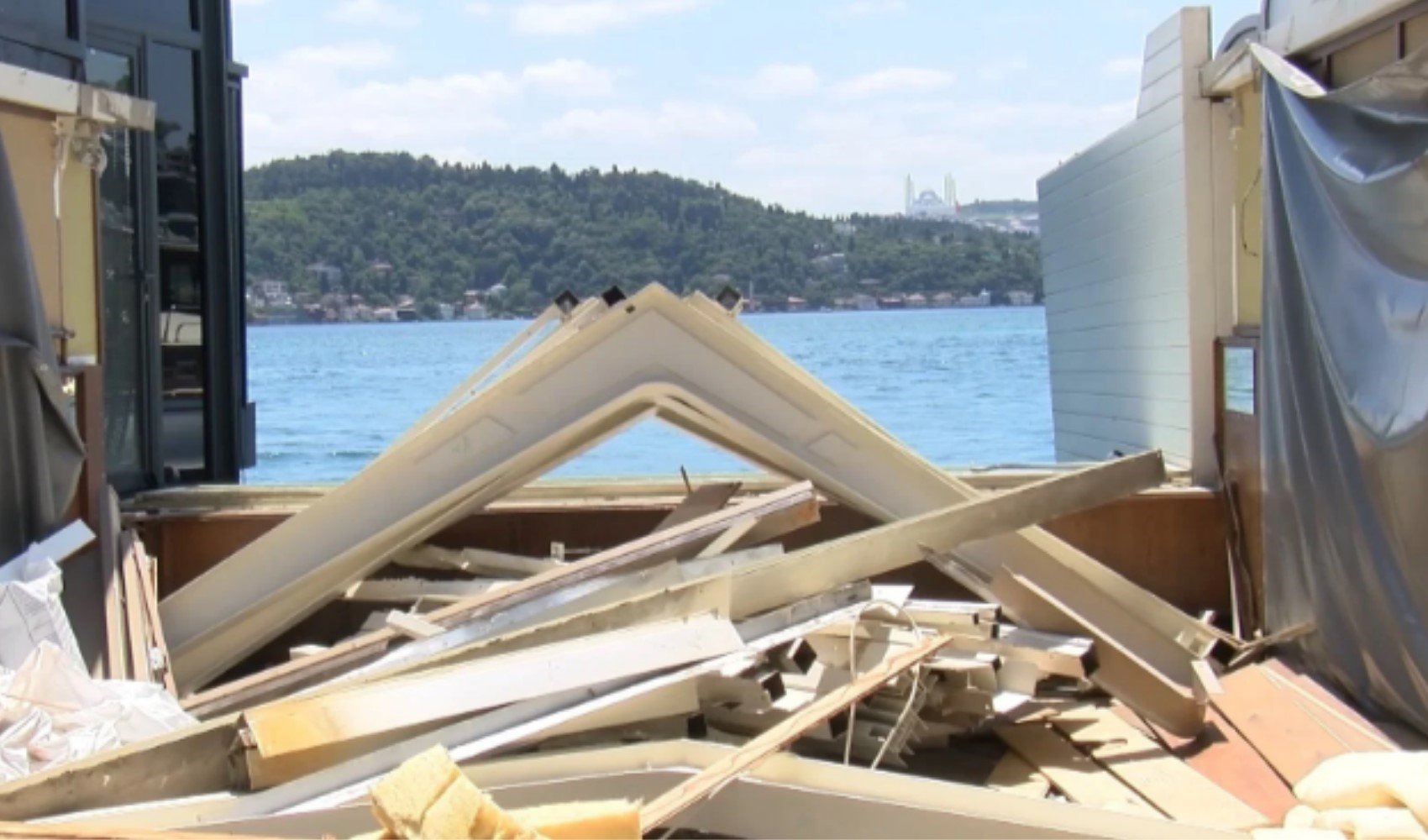 İstanbul Boğazı'nda kaçak yapıların yıkımı devam ediyor
