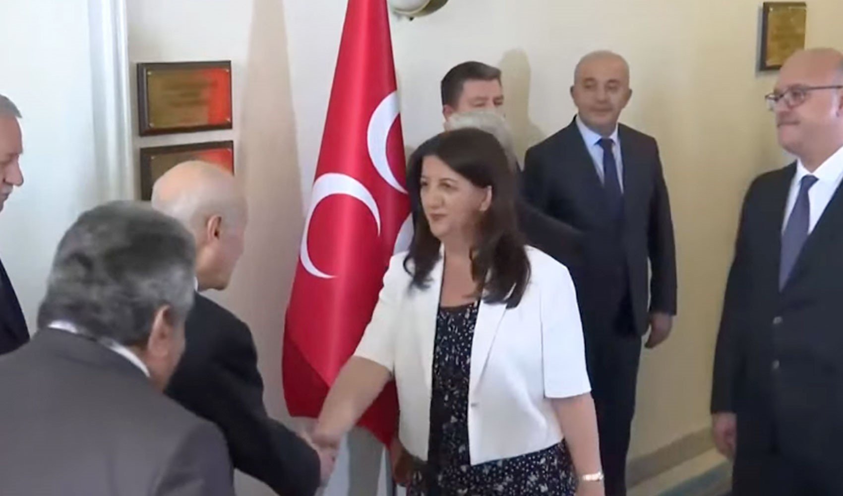 Son Dakika: Bahçeli, DEM Parti İmralı Heyeti'ni kapıda karşıladı: Görüşme sonrası ilk açıklama geldi