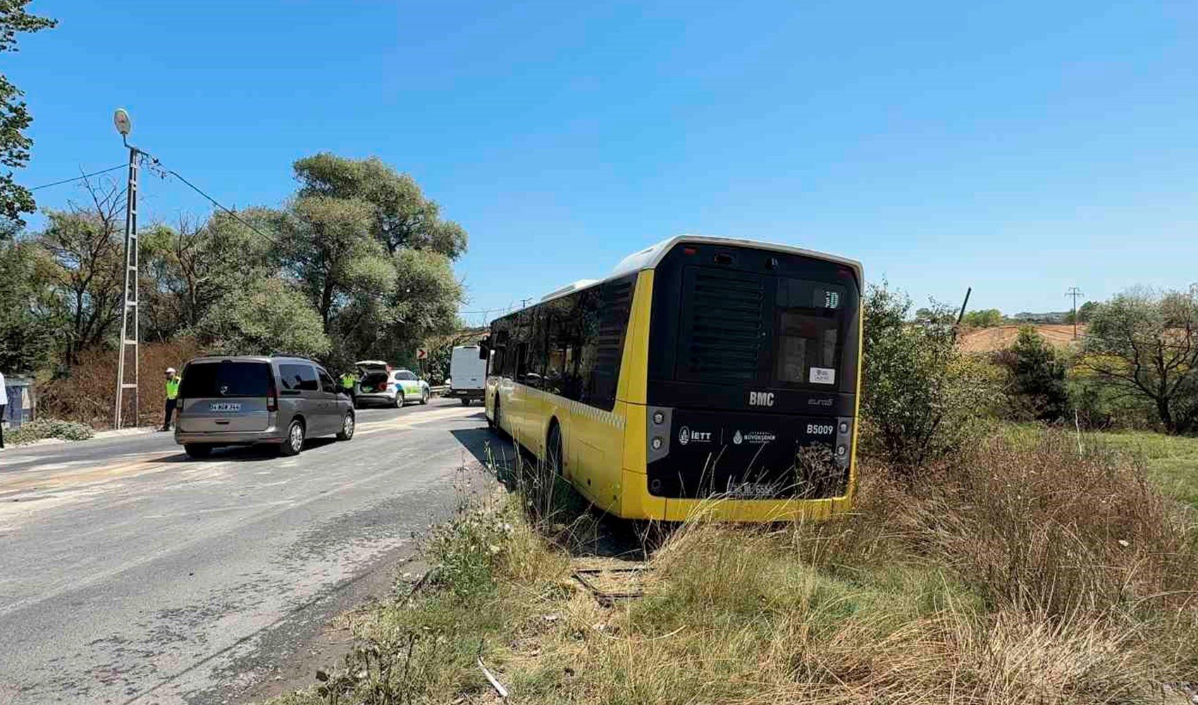 Arnavutköy’de İETT otobüsü ile otomobil kafa kafaya çarpıştı: 1 ölü