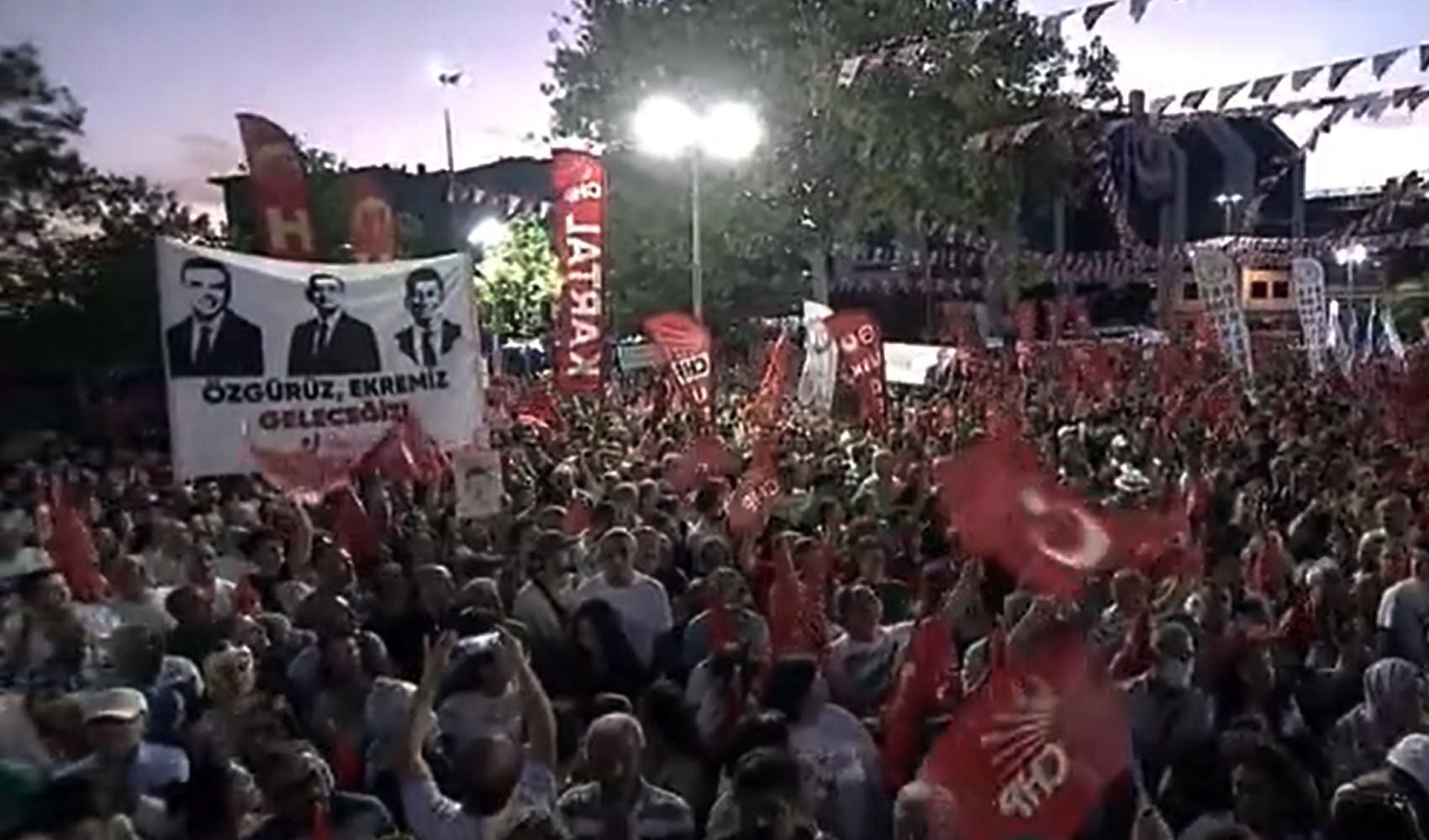 CHP'nin 'Millet İradesine Sahip Çıkıyor' mitinglerinin yeni adresi Kartal CHP'nin 'Millet İradesine Sahip Çıkıyor' mitinglerinin yeni adresi Kartal
