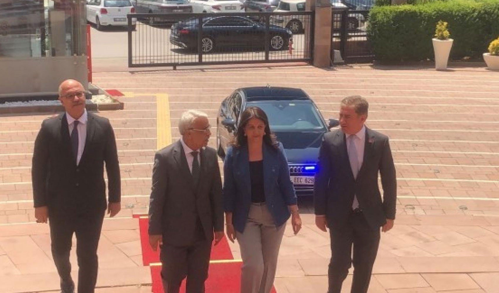 Son Dakika... Özgür Özel sürece destek verecek mi? CHP'yi ziyaret eden DEM Parti'den ilk açıklama!