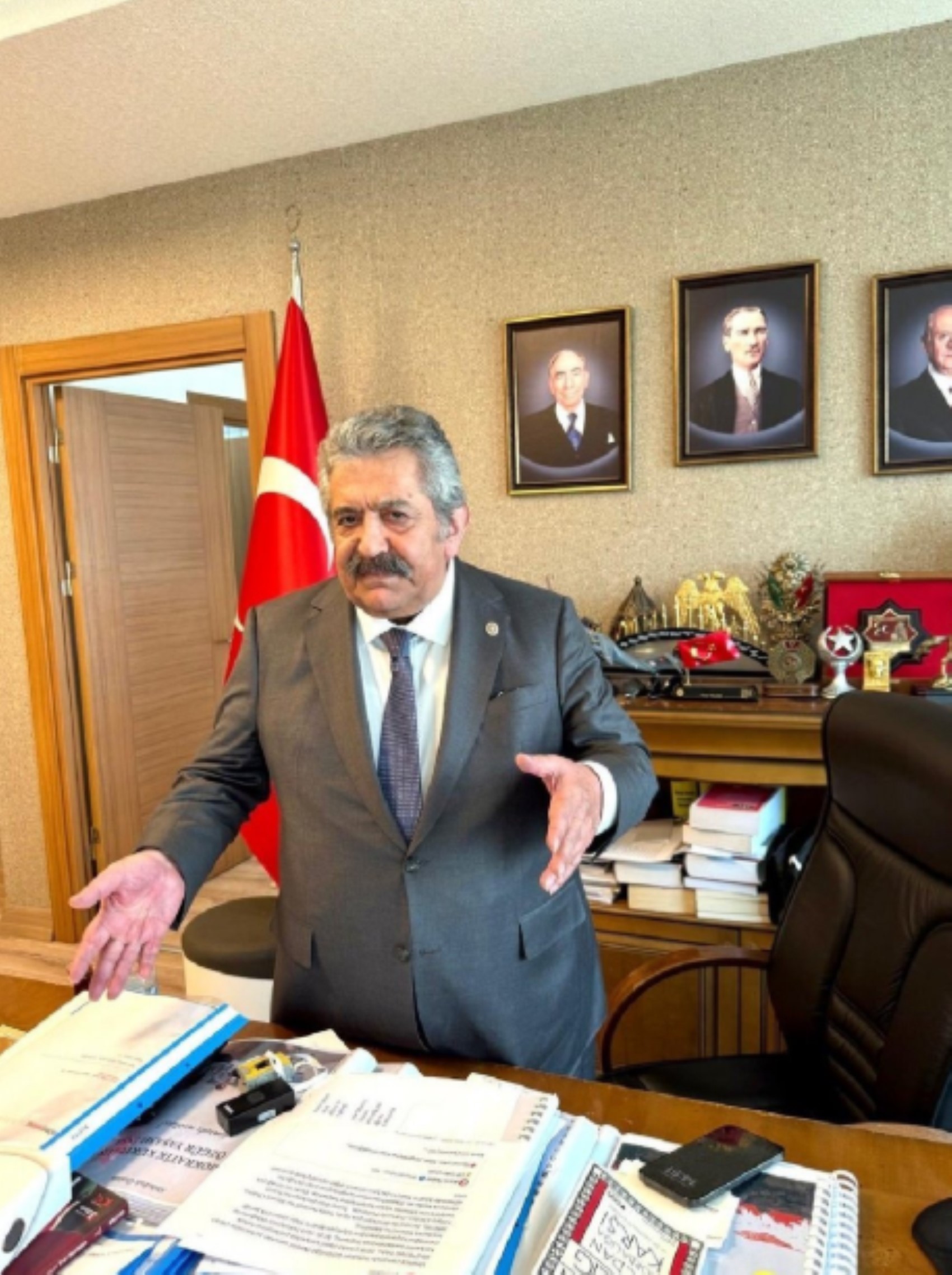 MHP’li Feti Yıldız’ın ofisinde Öcalan kitabı! İşte masadaki ekran görüntüsü