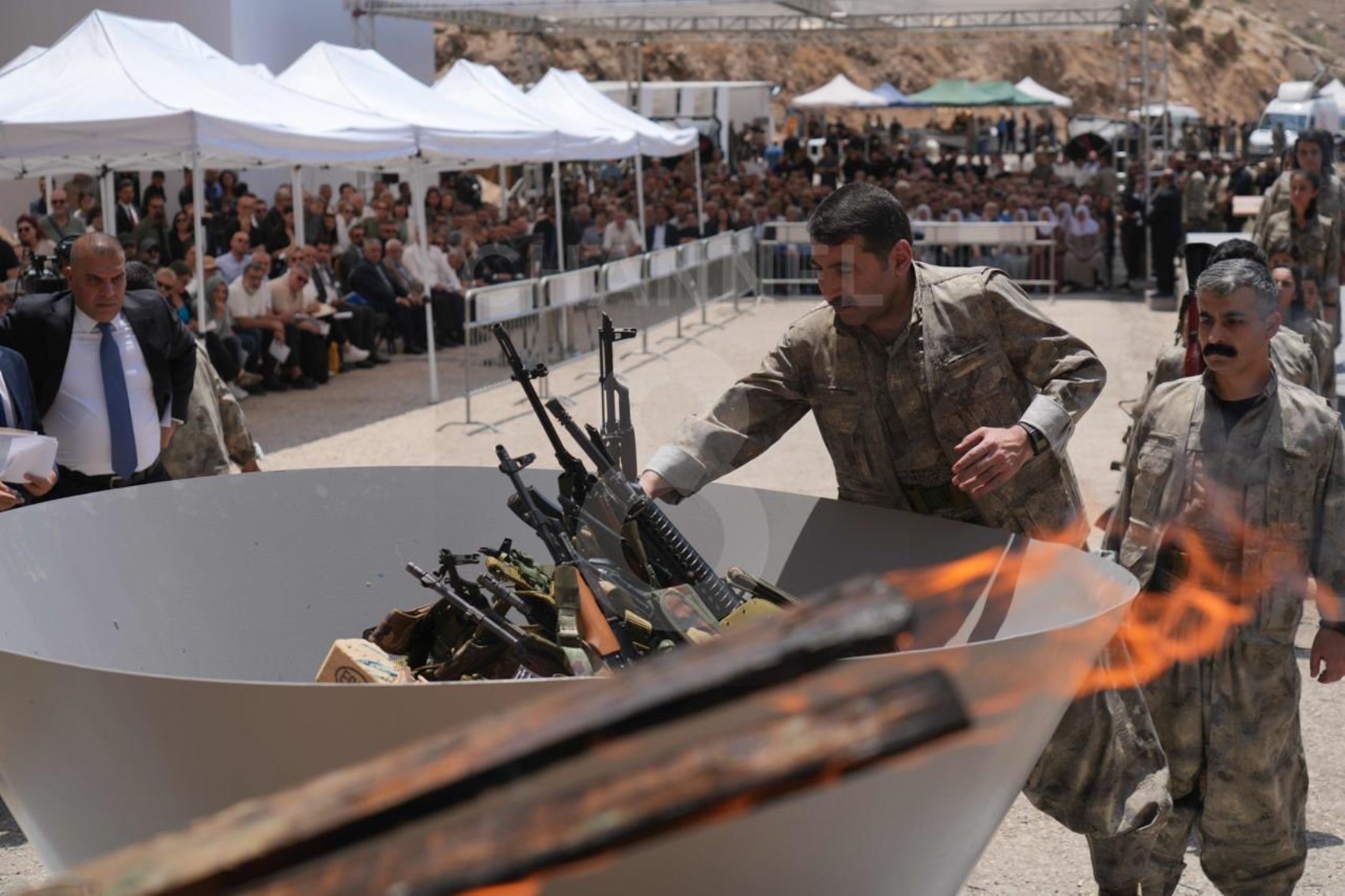 PKK'lı teröristlerin sözde silah bırakma törenine dair yeni detaylar... Kırmızı kategorideki iki terörist silah bırakan gruba talimat vermiş!