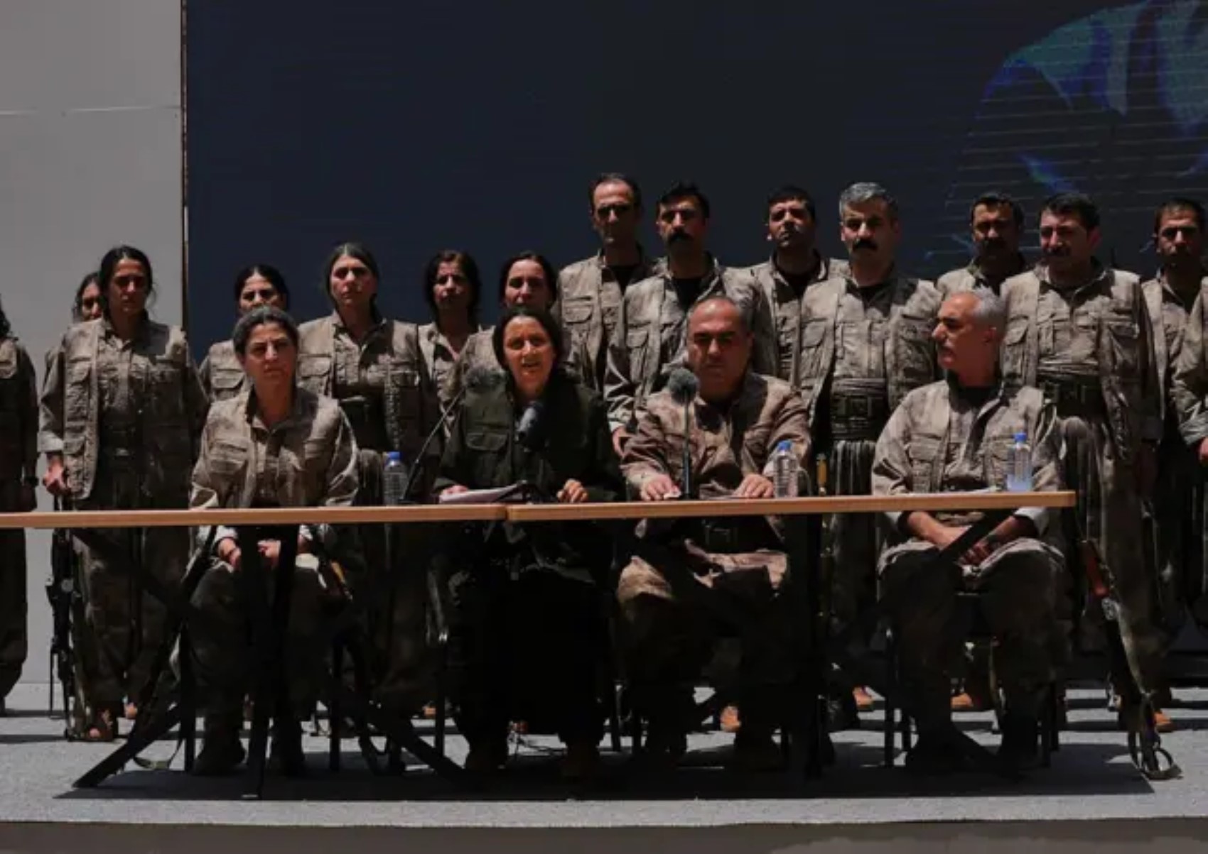 PKK'lı teröristlerin sözde silah bırakma törenine dair yeni detaylar... Kırmızı kategorideki iki terörist silah bırakan gruba talimat vermiş!