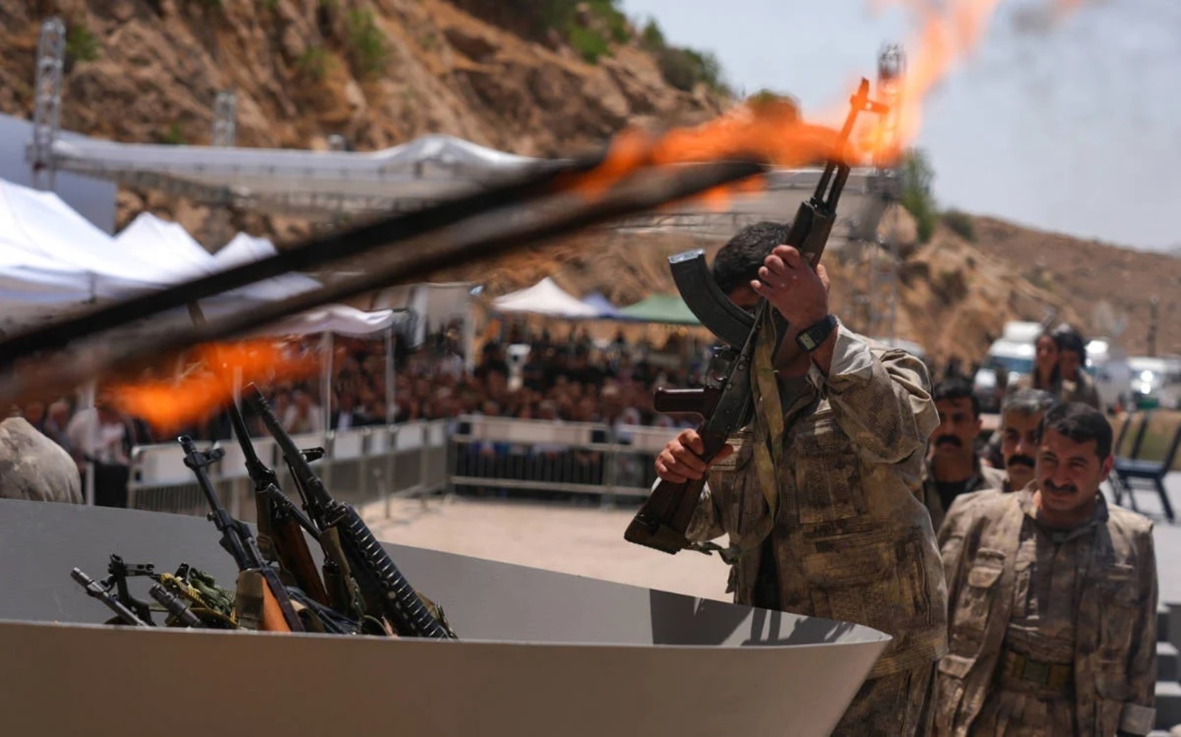 PKK'lı teröristlerin sözde silah bırakma törenine dair yeni detaylar... Kırmızı kategorideki iki terörist silah bırakan gruba talimat vermiş!