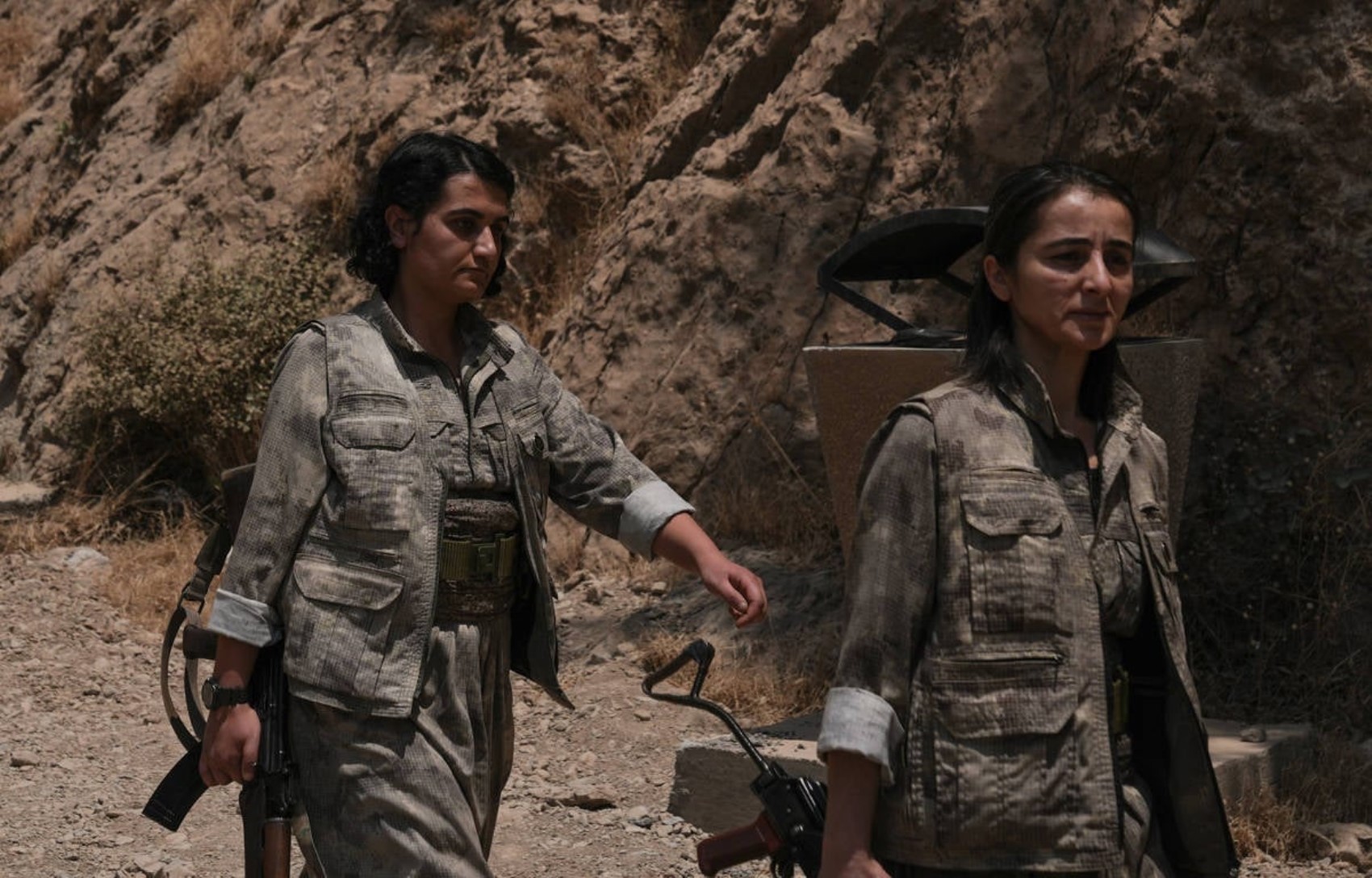 PKK'lı teröristlerin sözde silah bırakma törenine dair yeni detaylar... Kırmızı kategorideki iki terörist silah bırakan gruba talimat vermiş!