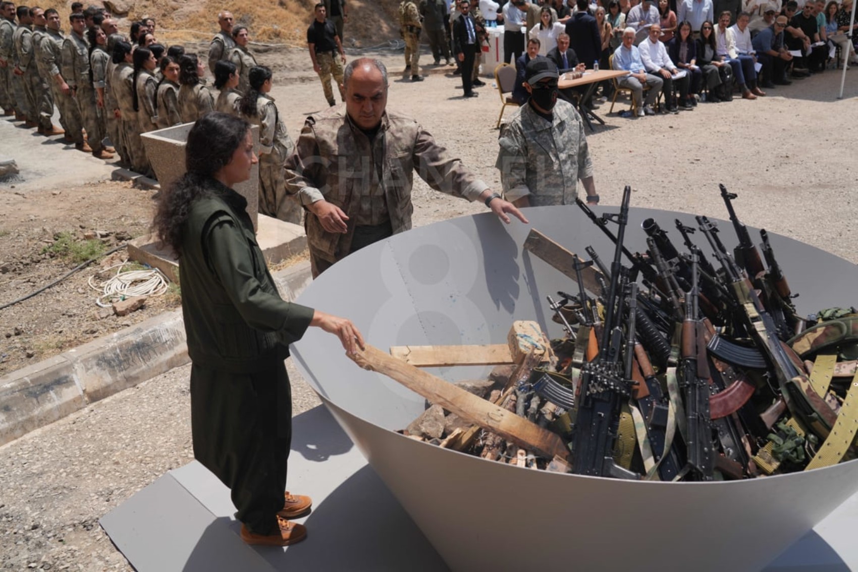 PKK'lı teröristlerin sözde silah bırakma törenine dair yeni detaylar... Kırmızı kategorideki iki terörist silah bırakan gruba talimat vermiş!