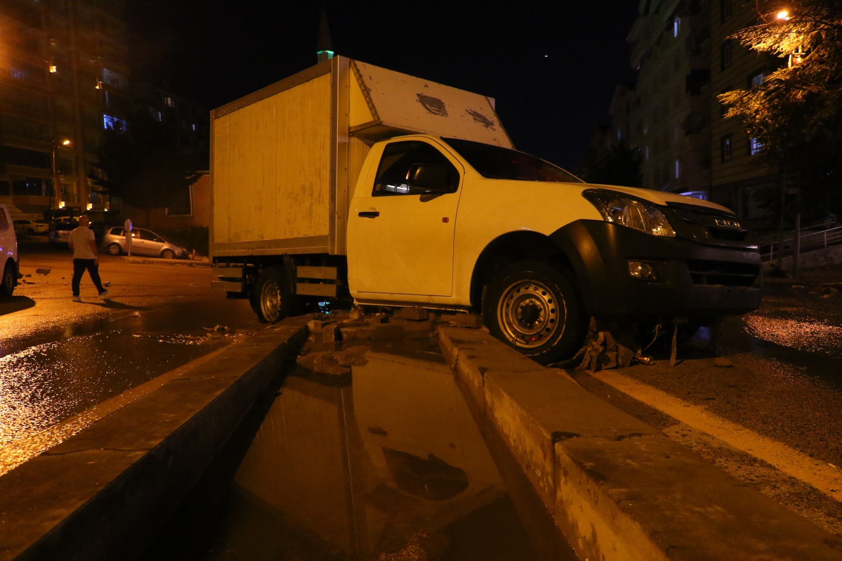 Ankara'da araçlar sel sularına kapıldı, hasarlı otomobiller havadan görüntülendi