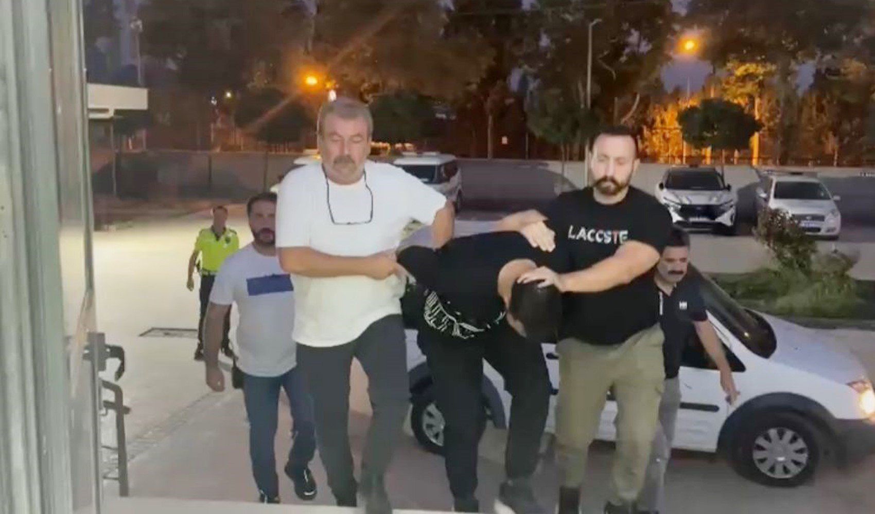 Husumetlisini vuracaktı, yanlışlıkla 3 kişiyi daha vurdu