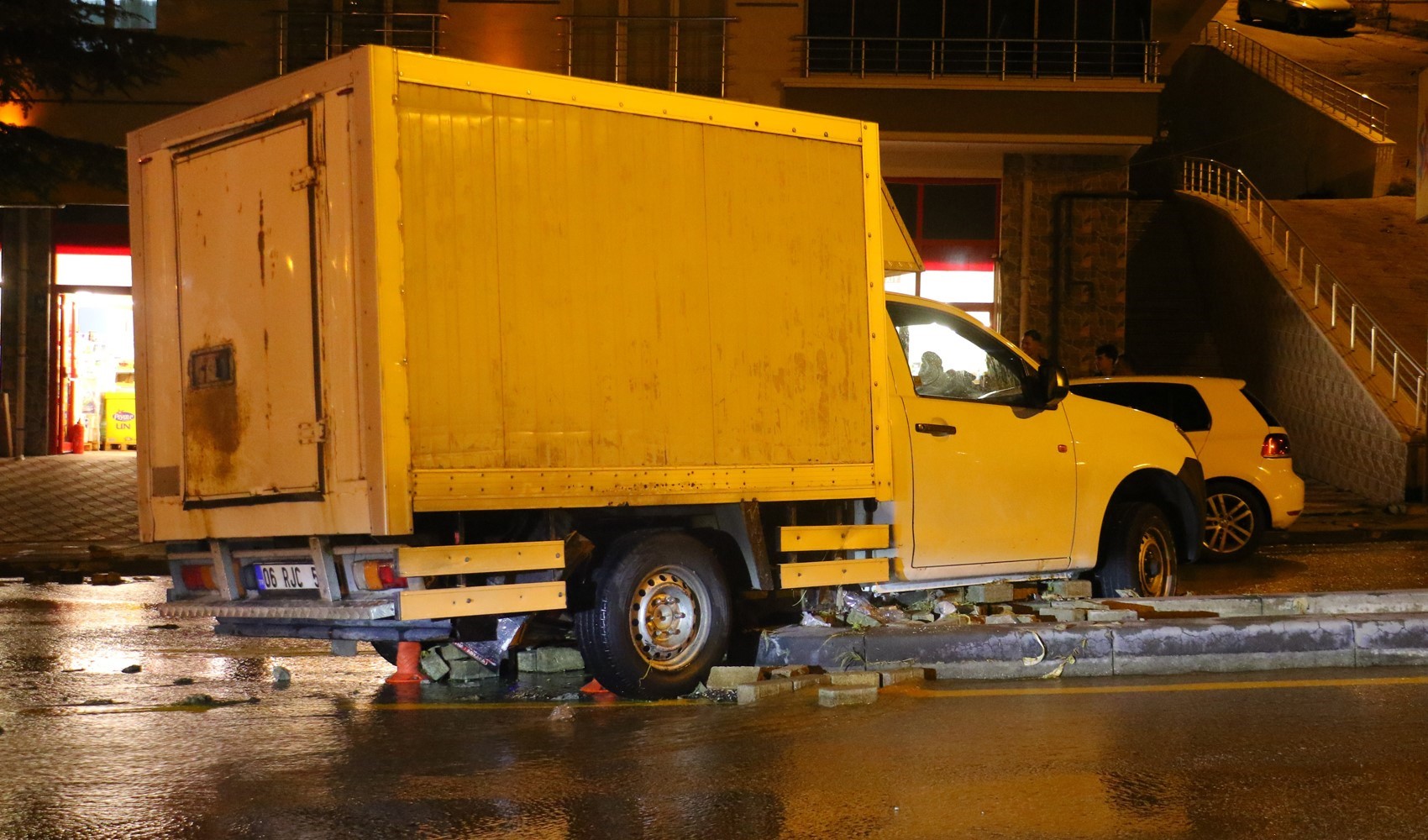 Ankara'da araçlar sel sularına kapıldı