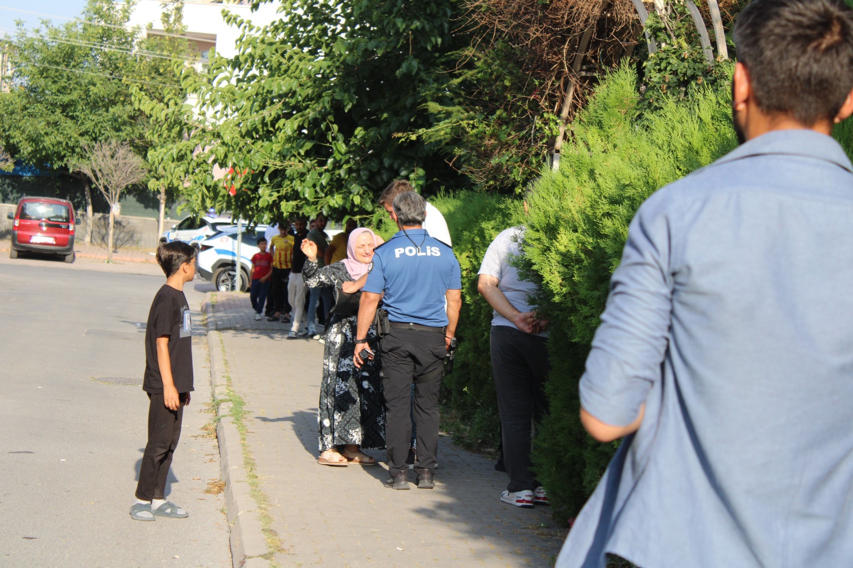 Husumetlisini namaz kılarken boğazını keserek öldürdü