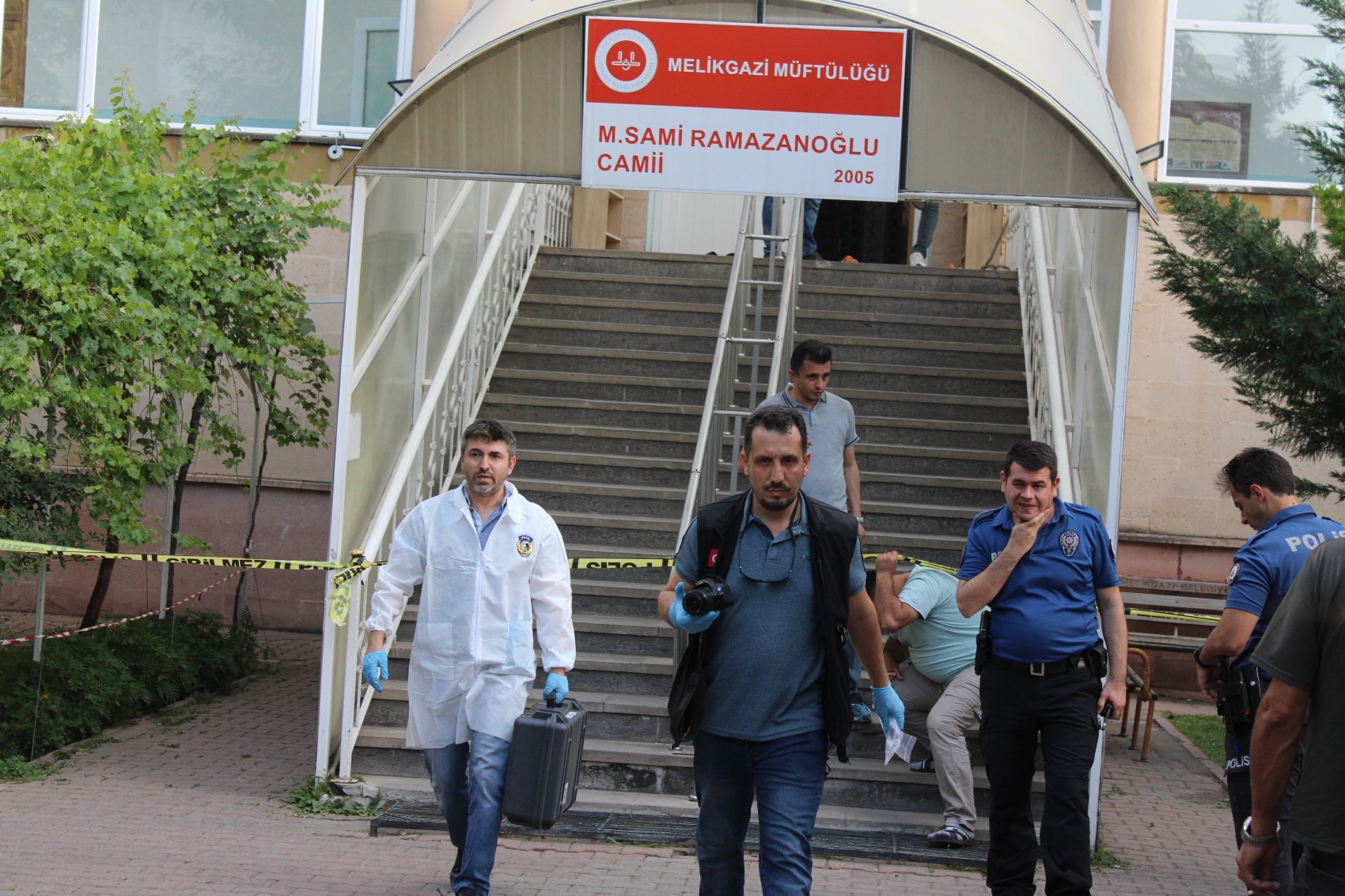 Husumetlisini namaz kılarken boğazını keserek öldürdü