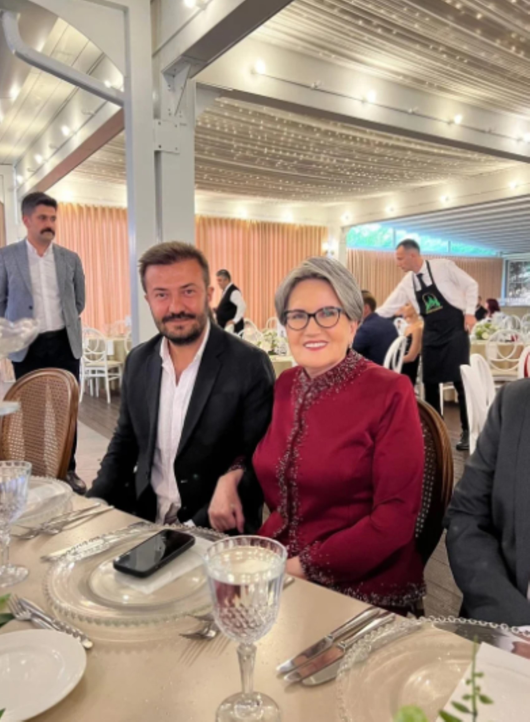 Meral Akşener katıldığı düğünde yeni imajıyla görüntülendi
