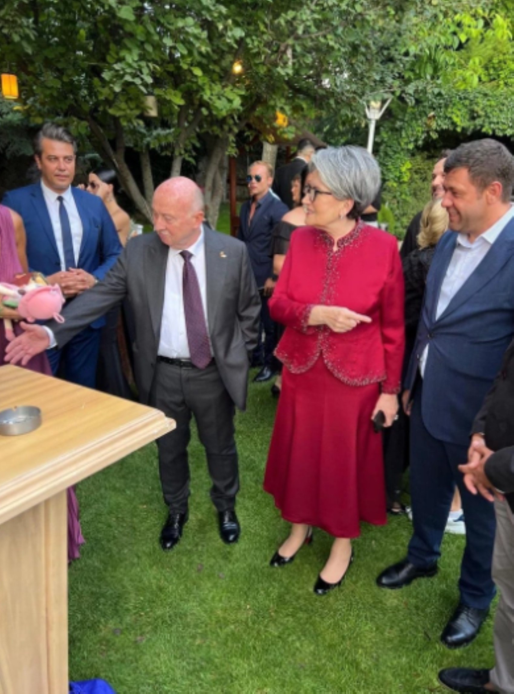 Meral Akşener katıldığı düğünde yeni imajıyla görüntülendi