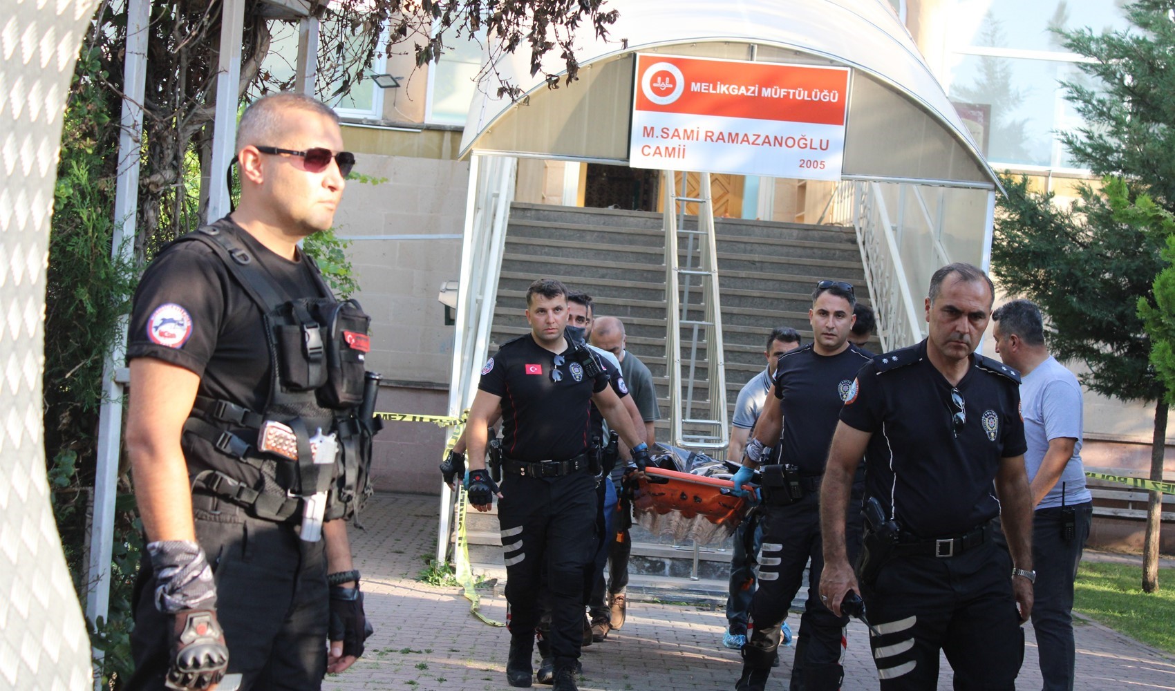 Husumetlisini namaz kılarken boğazını keserek öldürdü Husumetlisini namaz kılarken boğazını keserek öldürdü