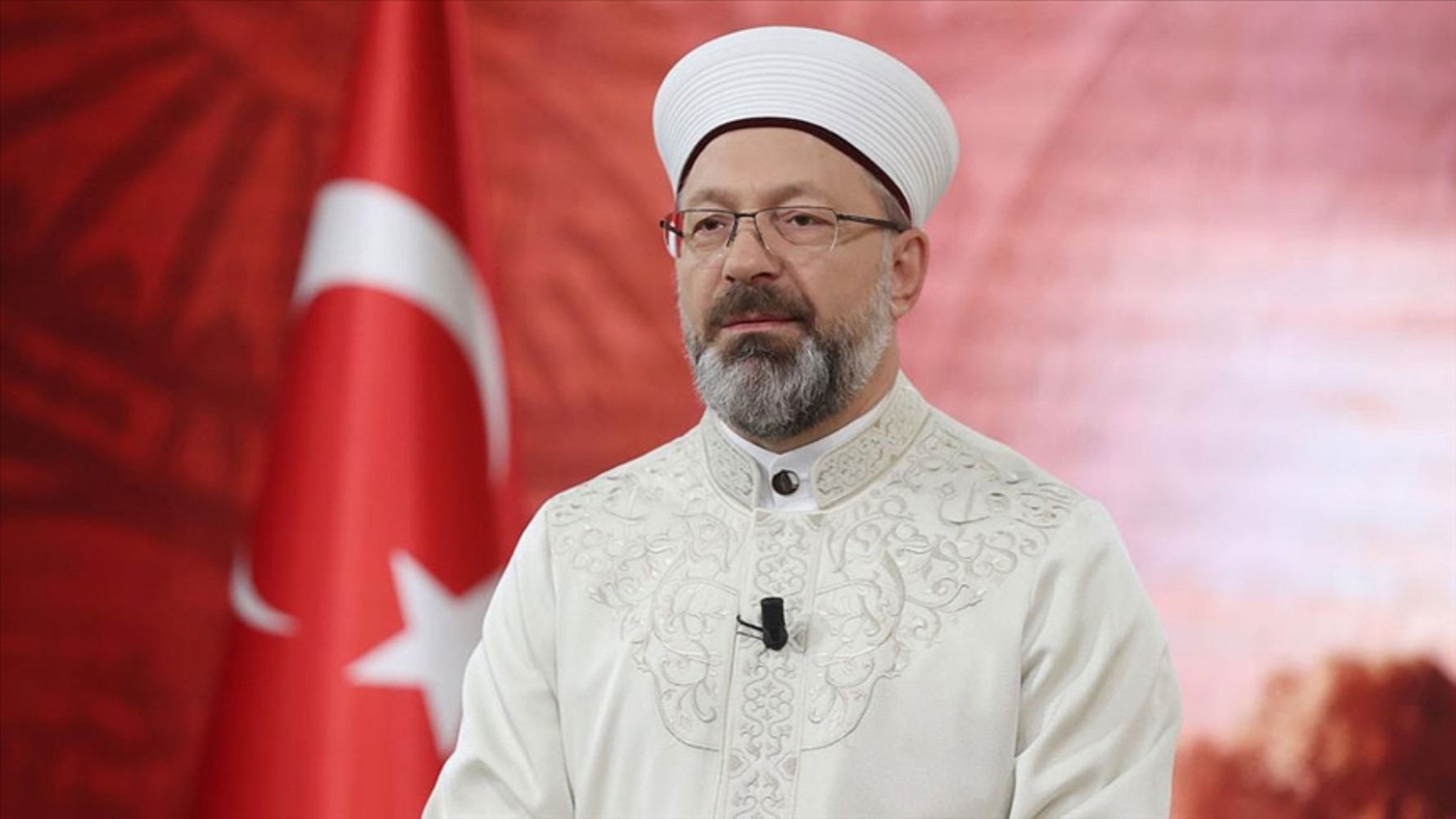 Hutbeye ters düştü: Diyanet İşleri Başkanı Ali Erbaş Hac ziyaretine ütücüyle gitti!