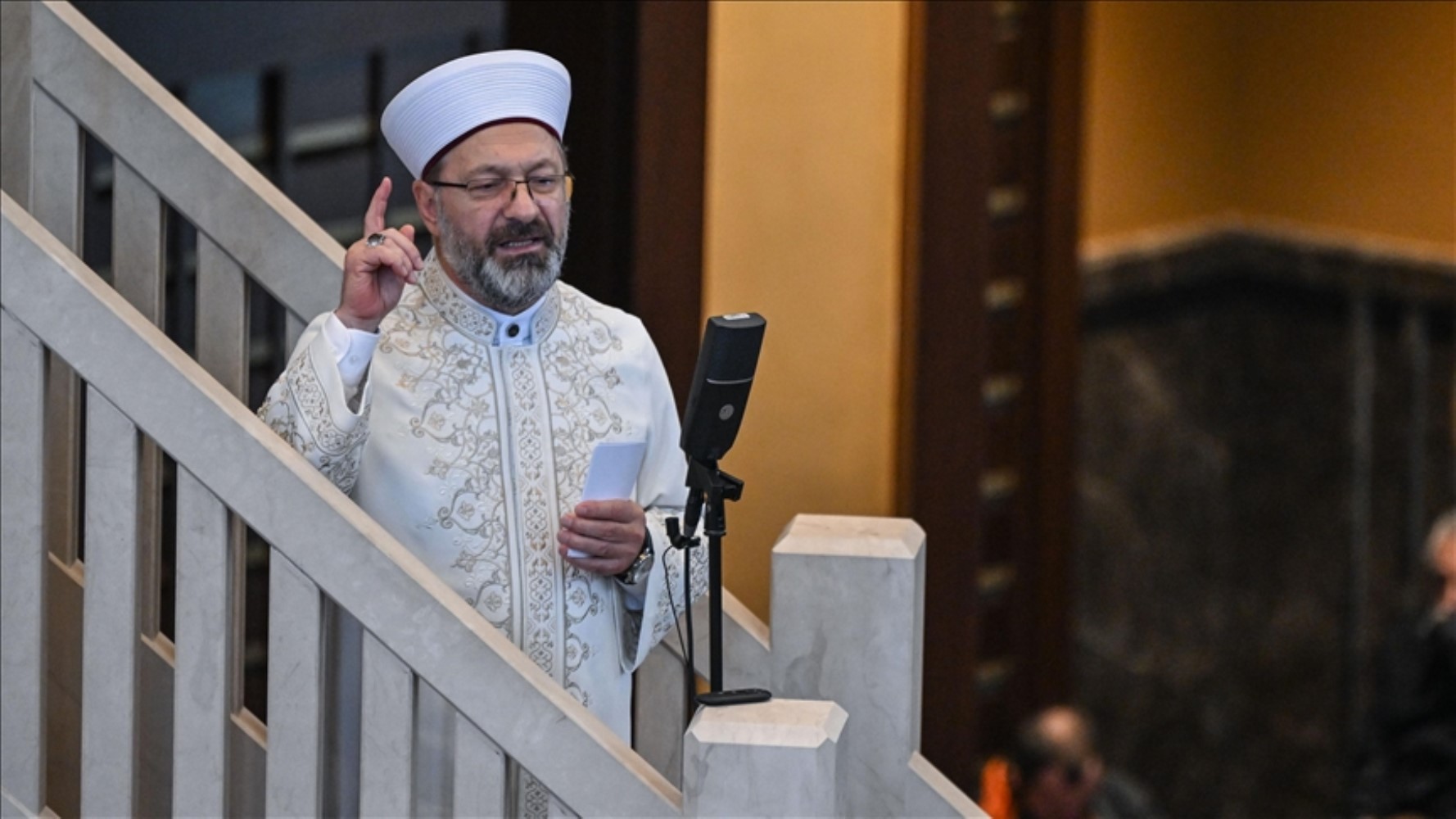 Hutbeye ters düştü: Diyanet İşleri Başkanı Ali Erbaş Hac ziyaretine ütücüyle gitti!