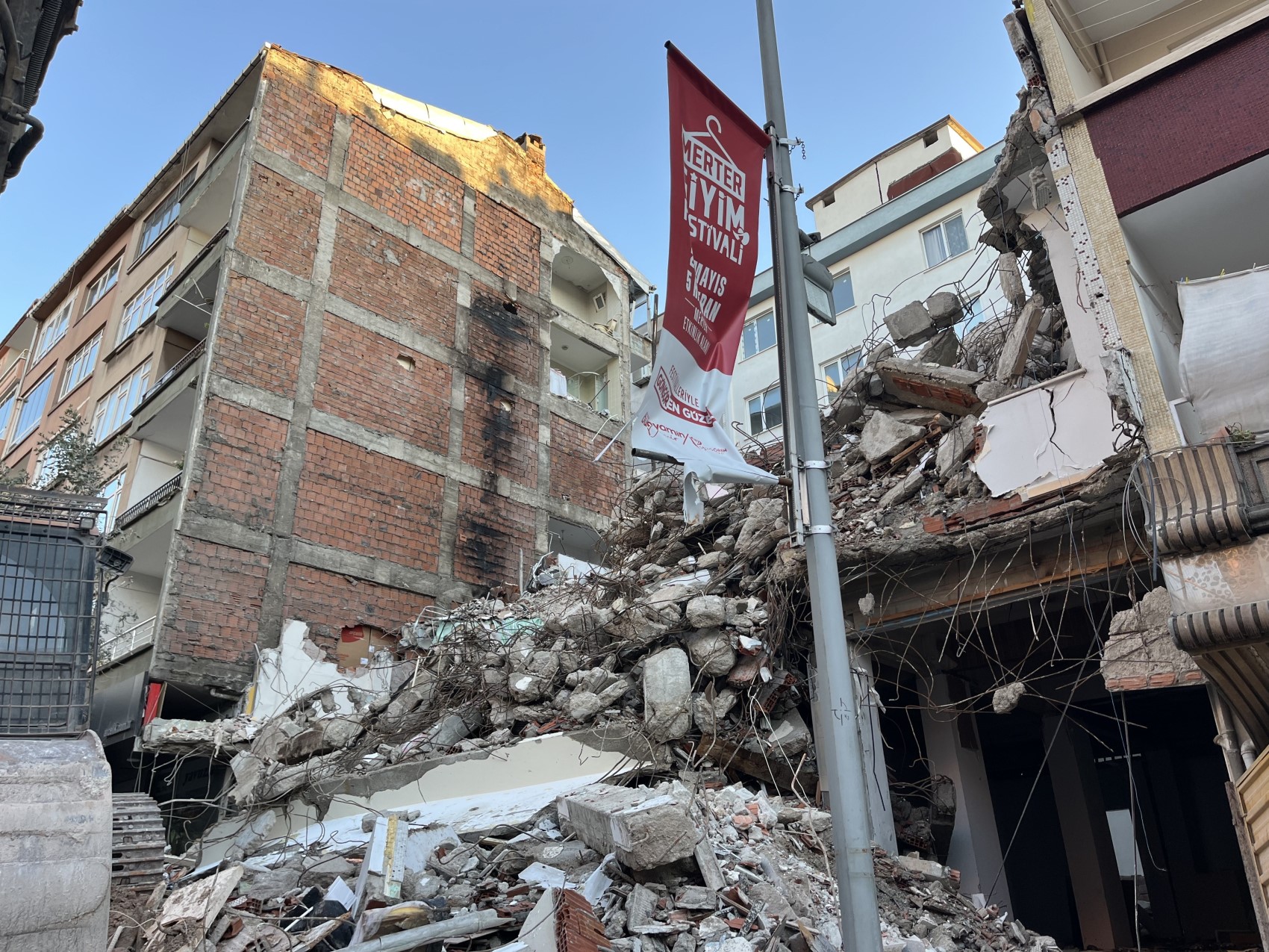 Kentsel dönüşüm ortaya çıkardı: 4. ve 5. katı duvarsız bina