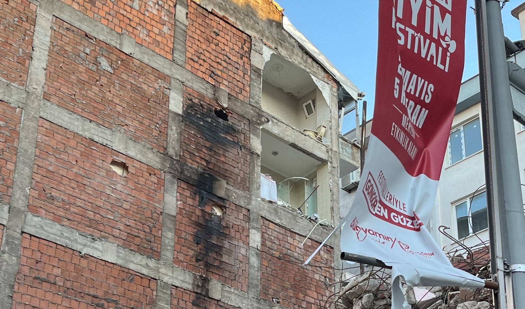 Kentsel dönüşüm ortaya çıkardı: 4. ve 5. katı duvarsız bina