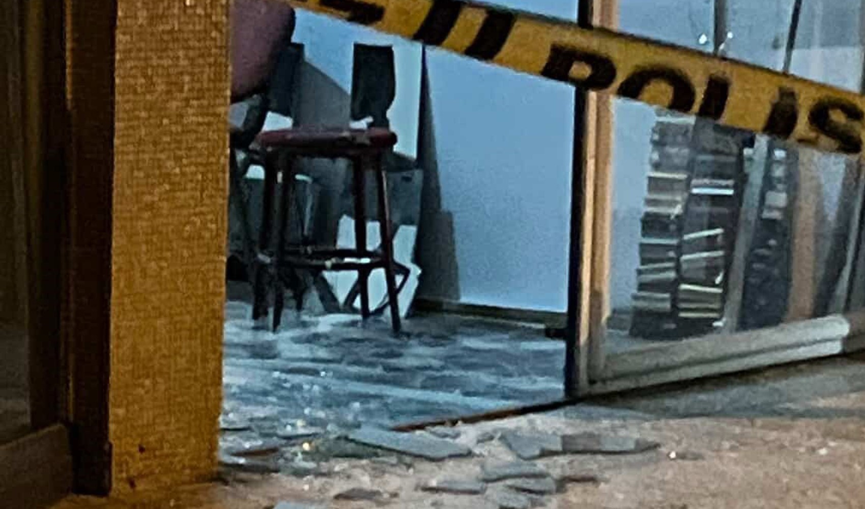 Binalarındaki dükkanı kurşunladılar