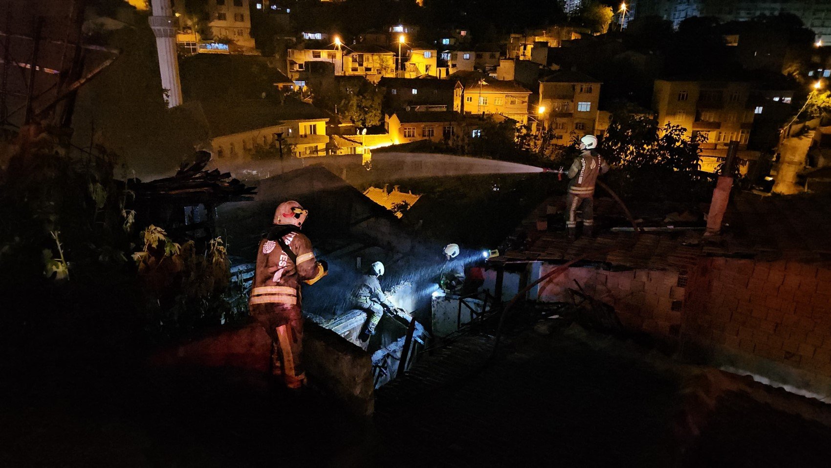 Patlayan buzdolabı evi kül etti