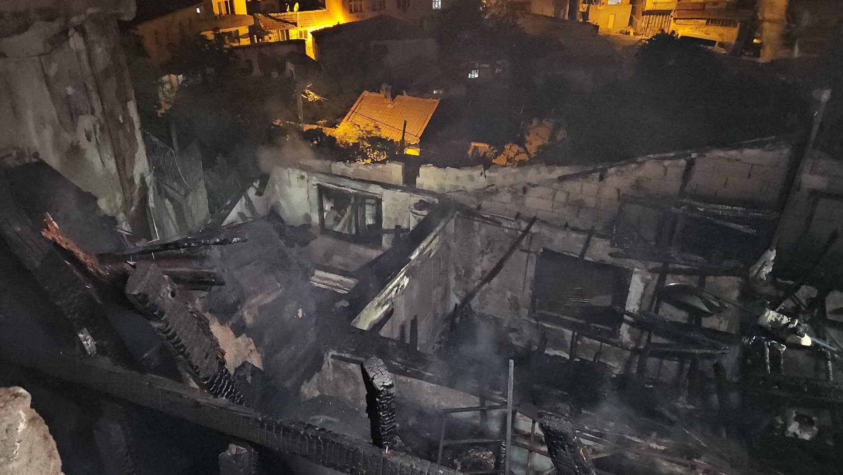 Patlayan buzdolabı evi kül etti