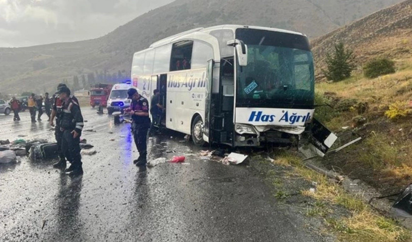 Sivas'ta büyük facia: Yolcu otobüsü dağa çarptı