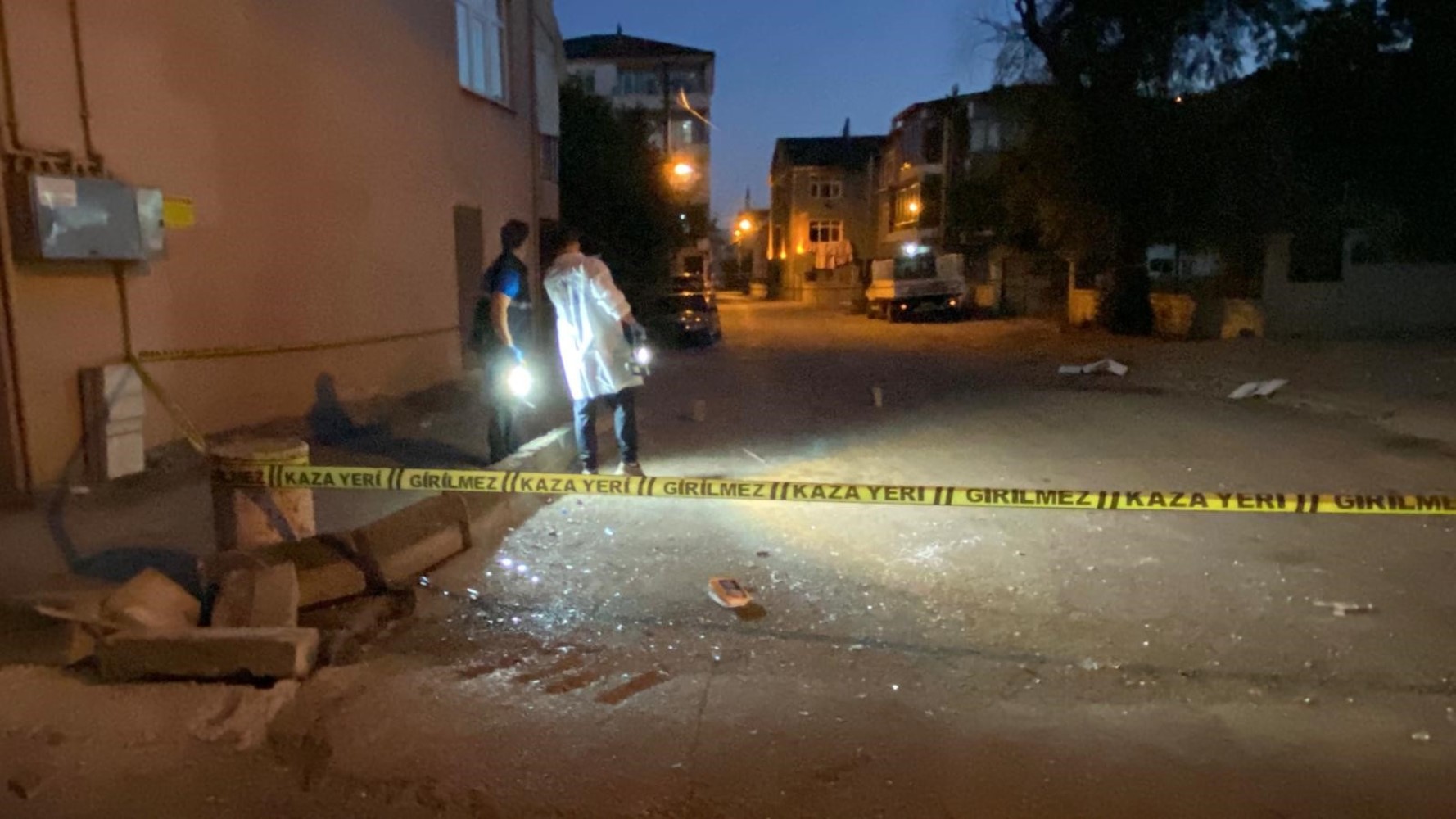 Ev baskınıyla başlayan kavgada sokak savaş alanına döndü