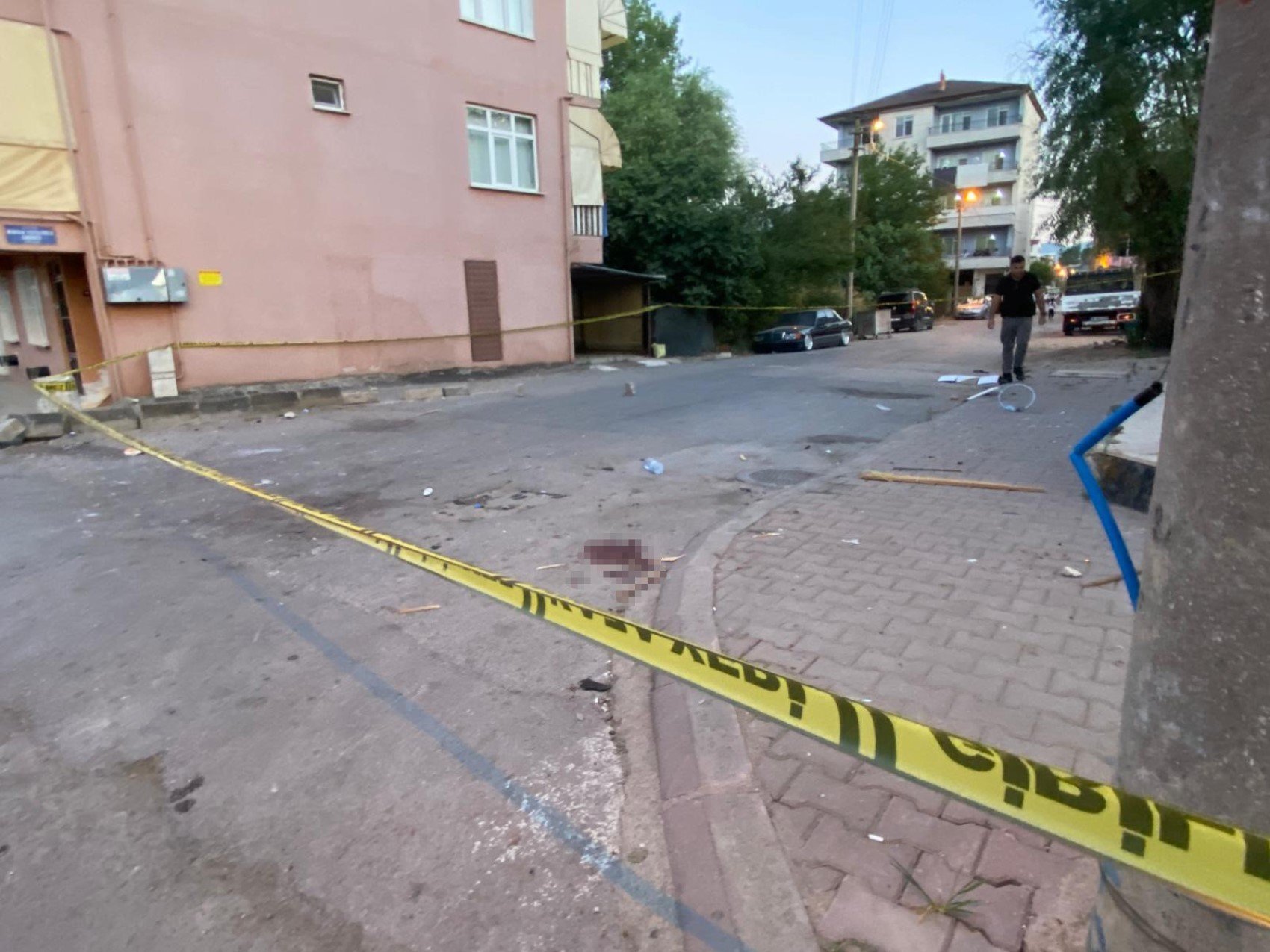 Ev baskınıyla başlayan kavgada sokak savaş alanına döndü