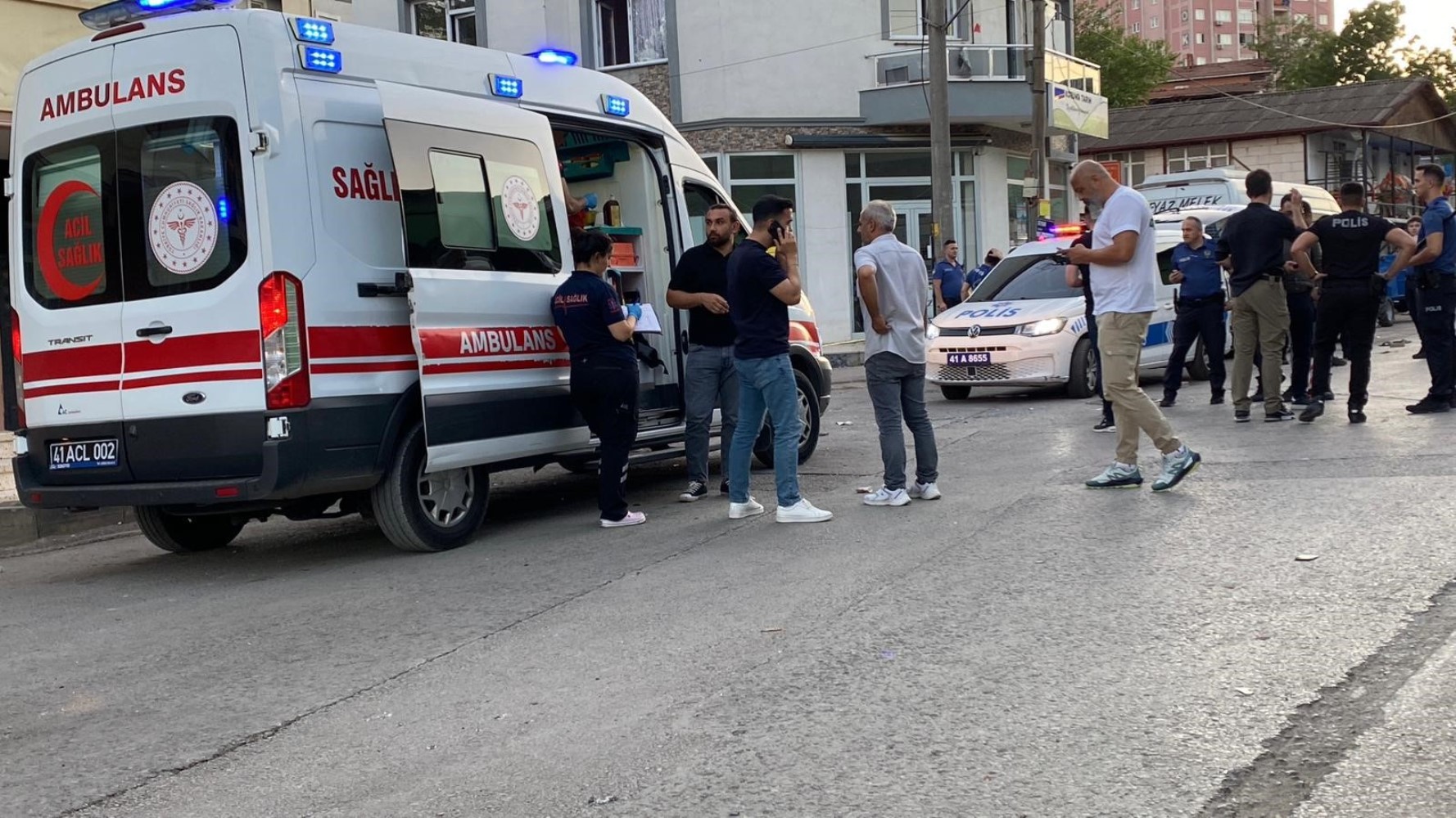 Ev baskınıyla başlayan kavgada sokak savaş alanına döndü