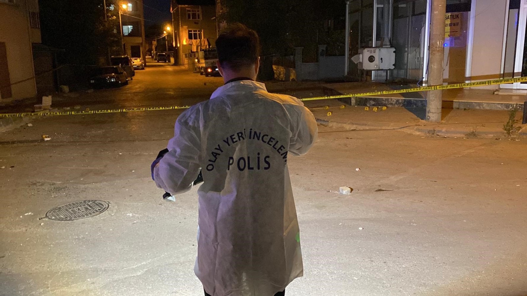 Ev baskınıyla başlayan kavgada sokak savaş alanına döndü
