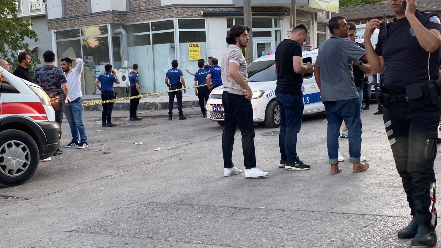 Ev baskınıyla başlayan kavgada sokak savaş alanına döndü