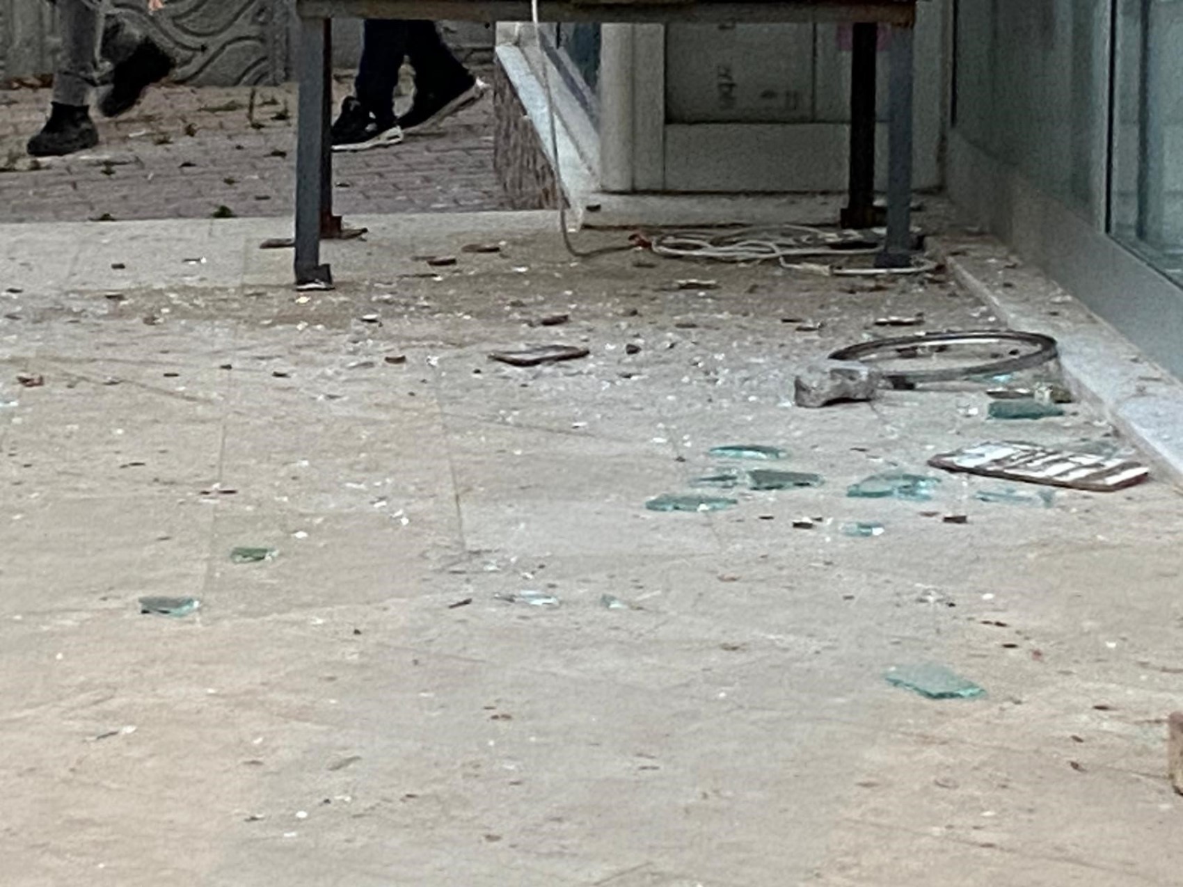 Ev baskınıyla başlayan kavgada sokak savaş alanına döndü