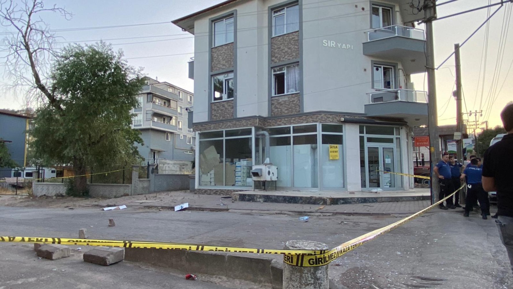 Ev baskınıyla başlayan kavgada sokak savaş alanına döndü