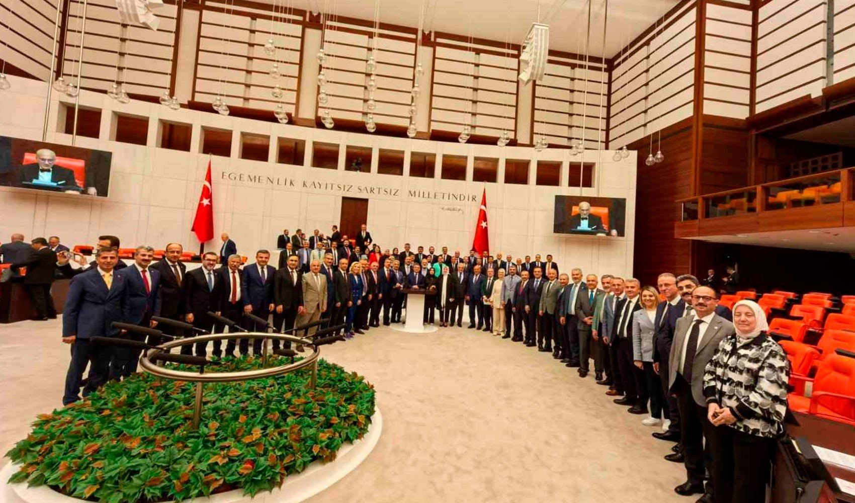 Meclis tatile girdi: AKP'li vekillerden hatıra fotoğrafı