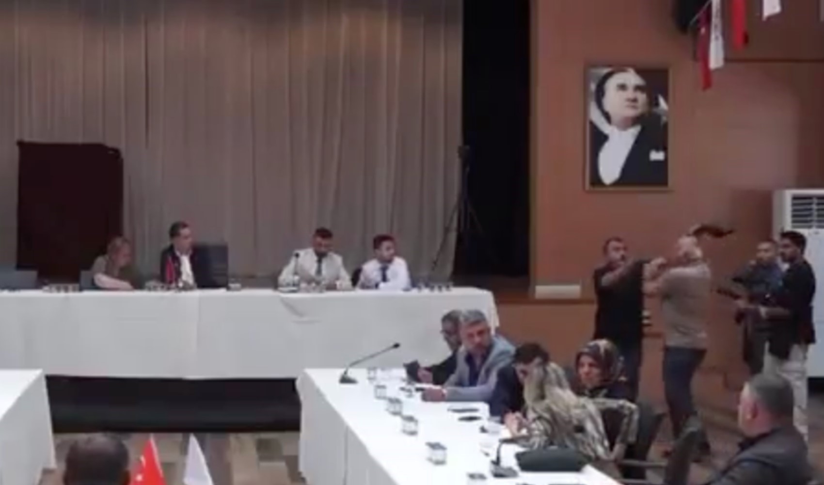 Şile Belediyesi başkanvekili seçimlerinde olay! Bir kişi ayakkabı fırlatmaya çalıştı Şile Belediyesi başkanvekili seçimlerinde olay! Bir kişi ayakkabı fırlatmaya çalıştı