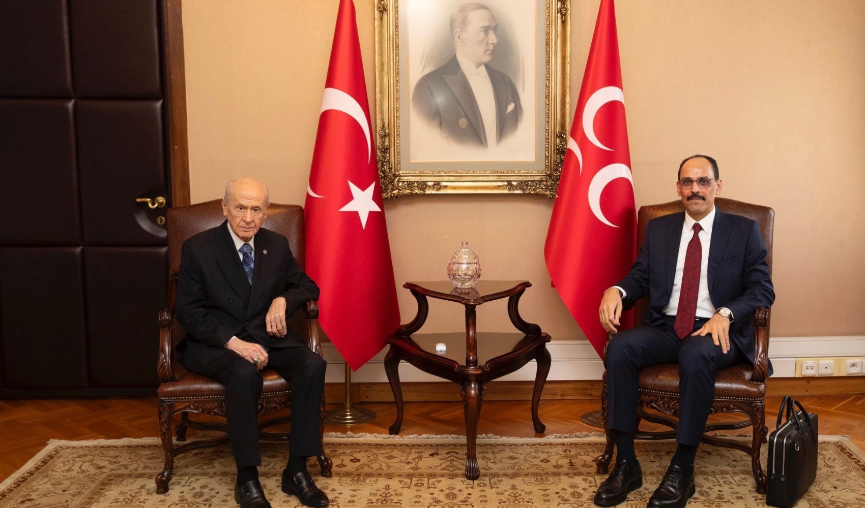 İbrahim Kalın'ın Devlet Bahçeli ziyaretinde dikkat çekmişti İbrahim Kalın'ın Devlet Bahçeli ziyaretinde dikkat çekmişti