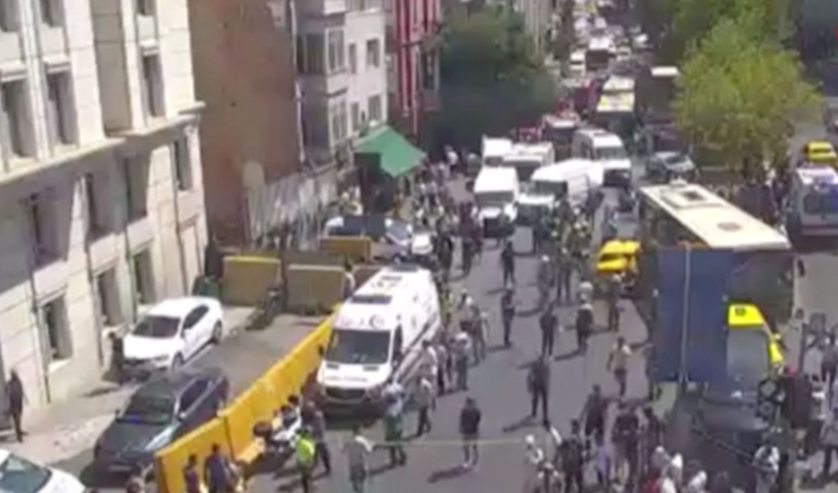 Beyoğlu'dan zincirleme kaza: 9 araç birbirine girdi Beyoğlu'dan zincirleme kaza: 9 araç birbirine girdi