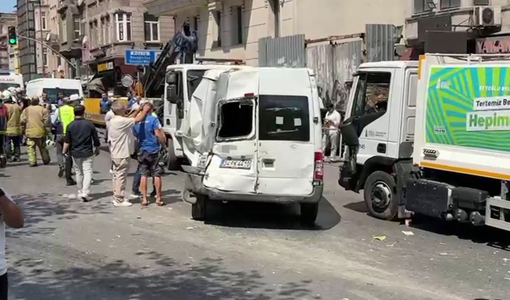 Beyoğlu'nda 10 aracın karıştığı zincirleme kaza kamerada! Beyoğlu'nda 10 aracın karıştığı zincirleme kaza kamerada!