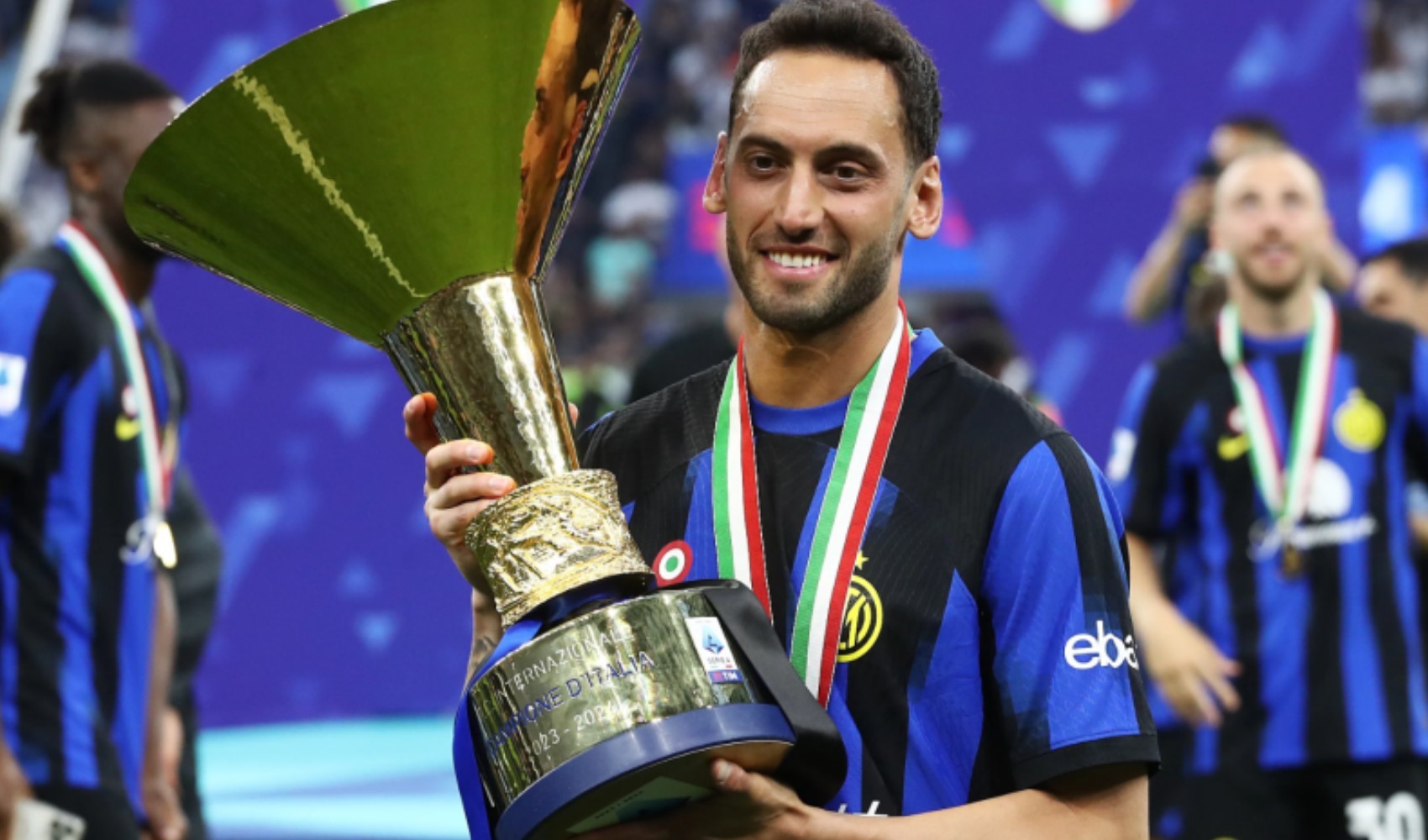 Hakan Çalhanoğlu'nun gelecek sezon formasını giyeceği takımı açıkladı