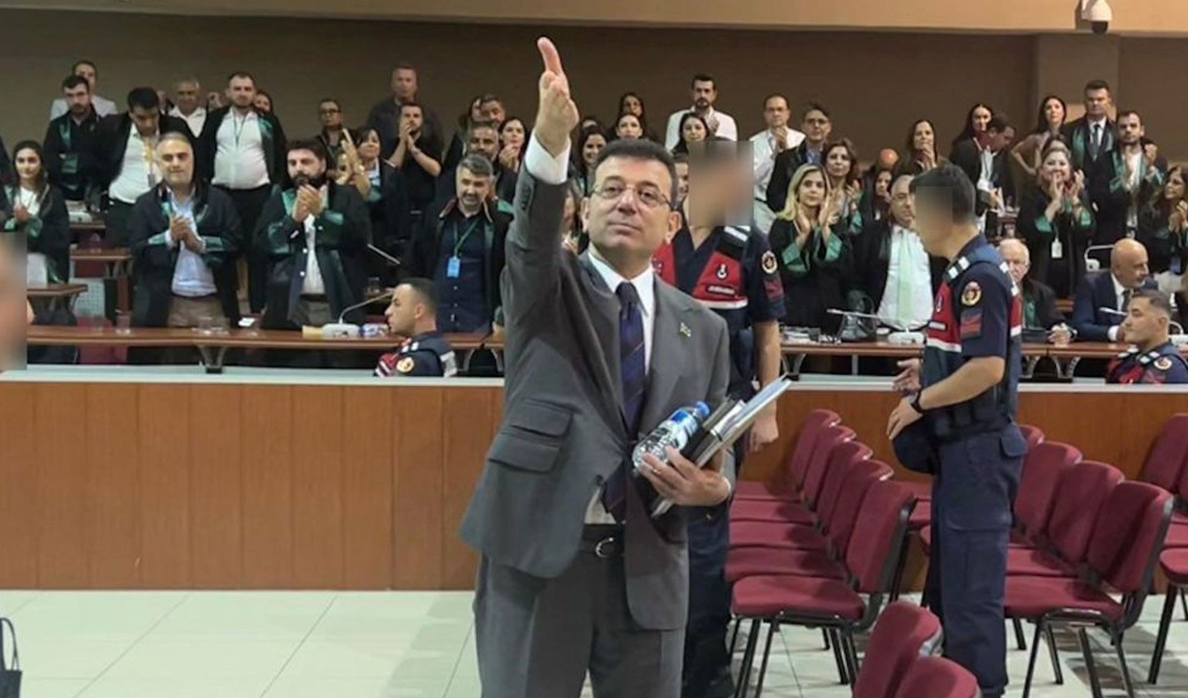İmamoğlu, Silivri'den Türkiye'nin çıkış yolunu yazdı! İmamoğlu, Silivri'den Türkiye'nin çıkış yolunu yazdı!