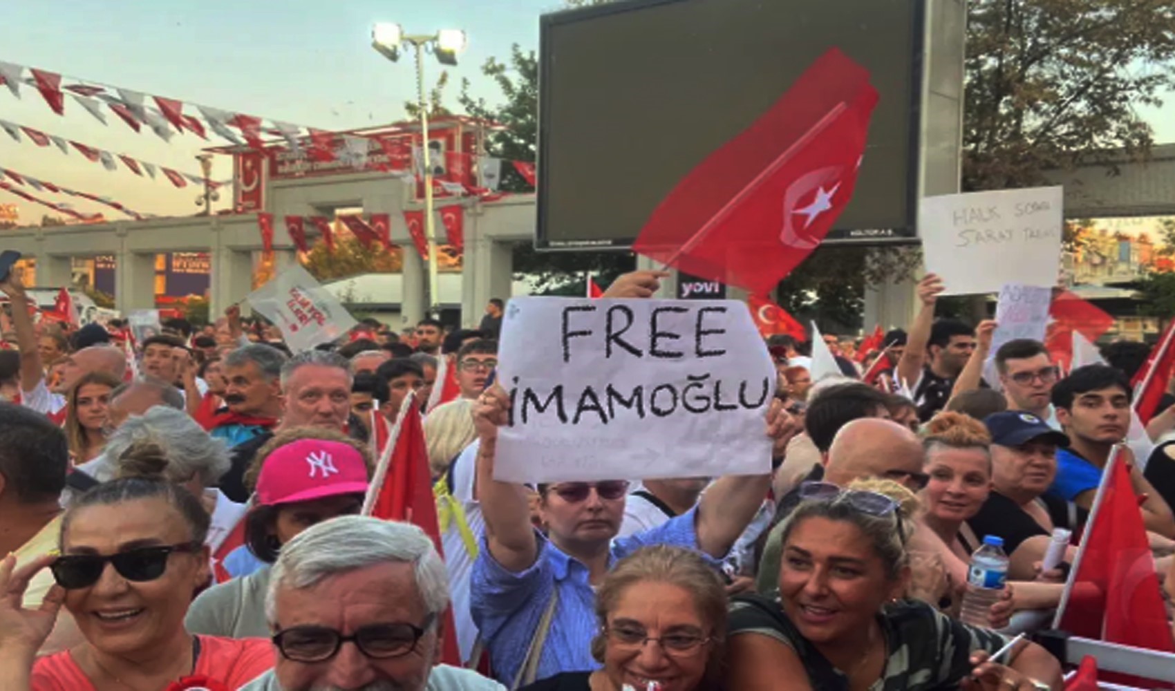 CHP’nin 'Millet İradesine Sahip Çıkıyor' mitinginde yeni durak Bakırköy: İmamoğlu'nun mesajı okunuyor CHP’nin 'Millet İradesine Sahip Çıkıyor' mitinginde yeni durak Bakırköy: İmamoğlu'nun mesajı okunuyor
