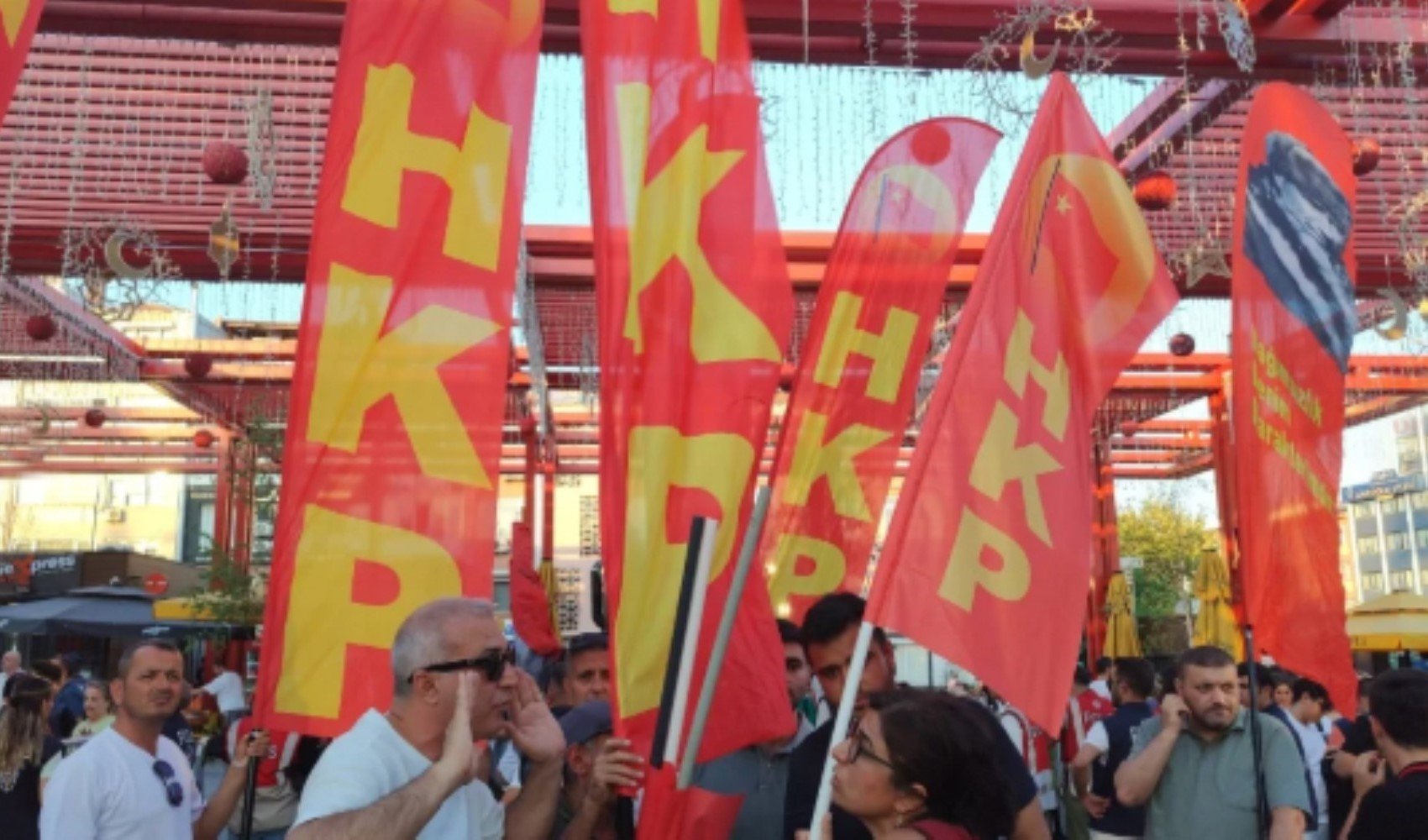 Halkın Kurtuluş Partisi'nden CHP mitingine bayrak protestosu