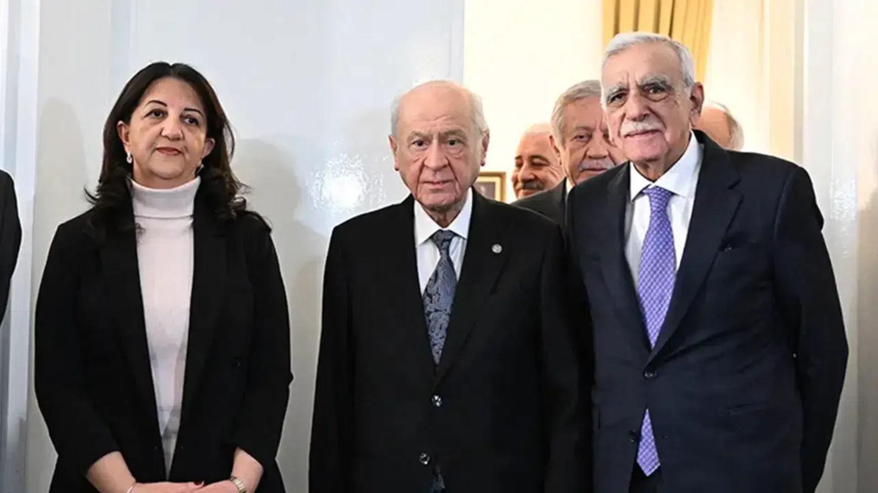 Seçmenler açılım sürecine nasıl bakıyor? Terör örgütü PKK'nın silah bırakmasının ardından ilk anket! İşte partilerin oy oranı...