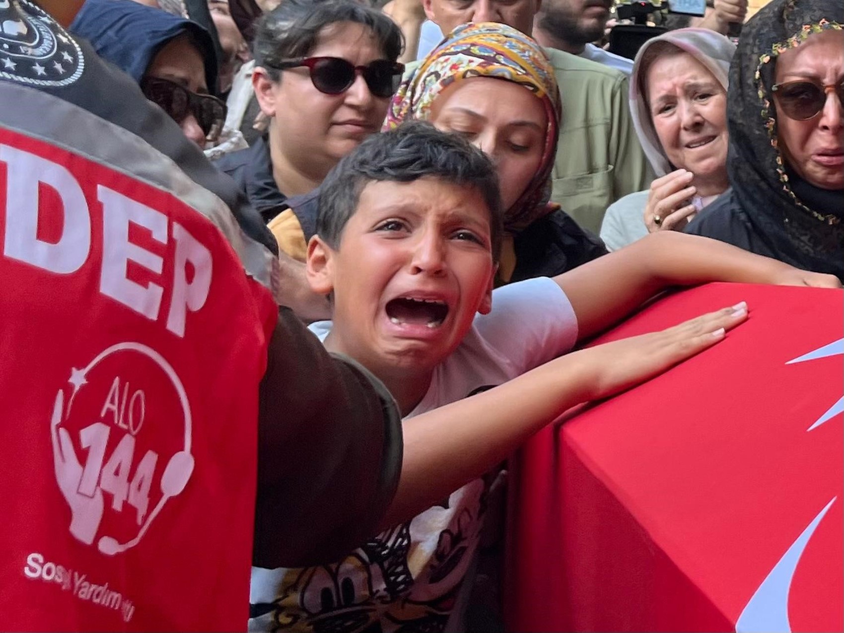Yangın şehidinin oğlu: 'Baba, ben sensiz ne yapacağım?' diye feryat etti